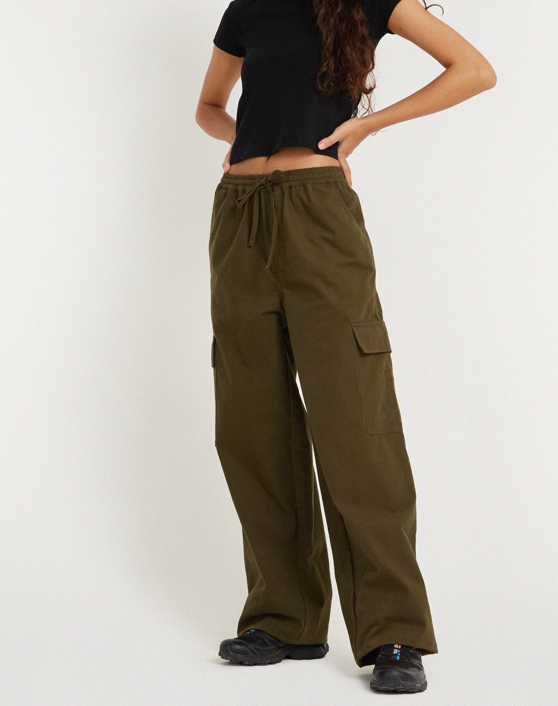 imagen de Geona Wide Leg Cargo Trouser en Dark Olive