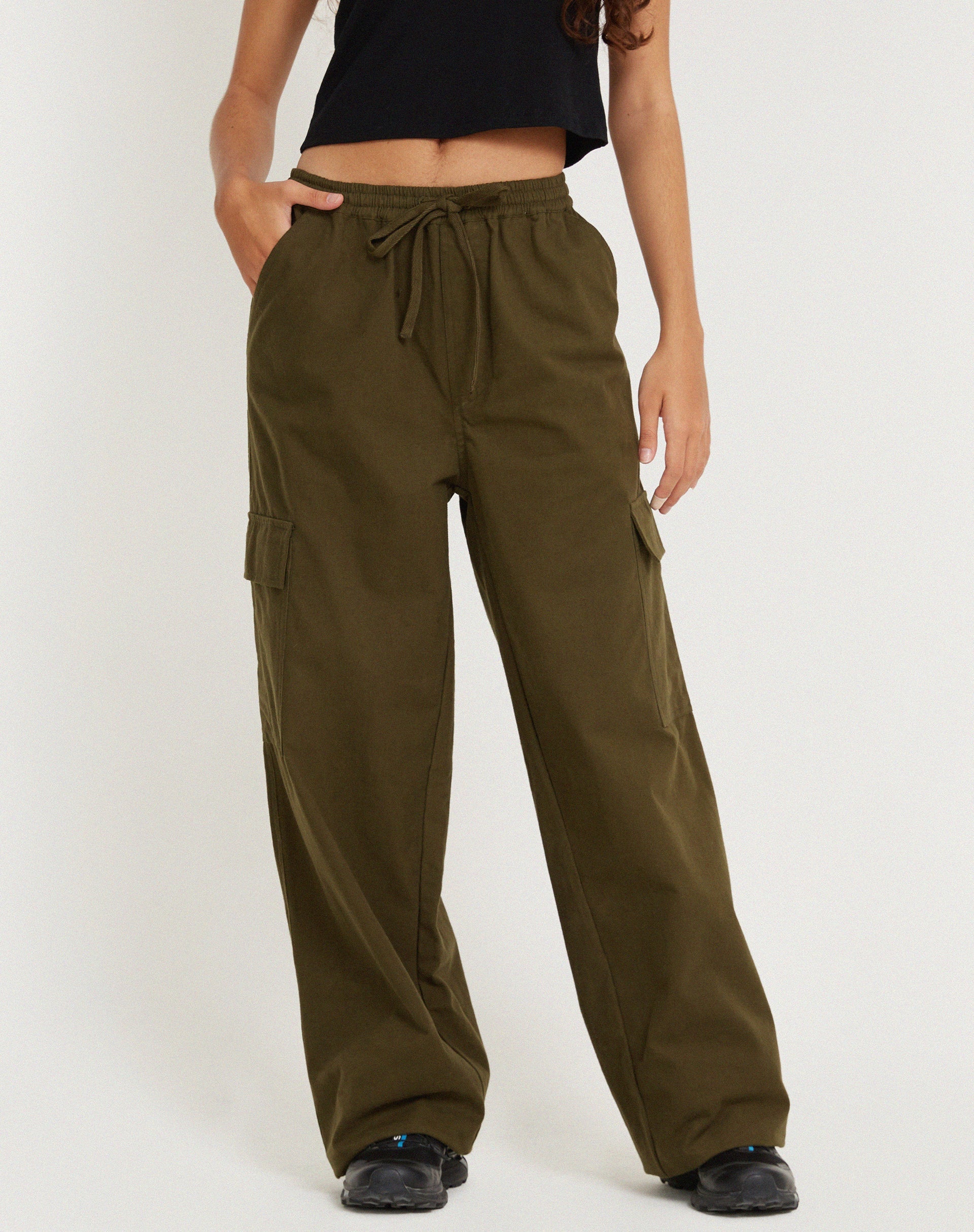 imagen de Geona Wide Leg Cargo Trouser en Dark Olive