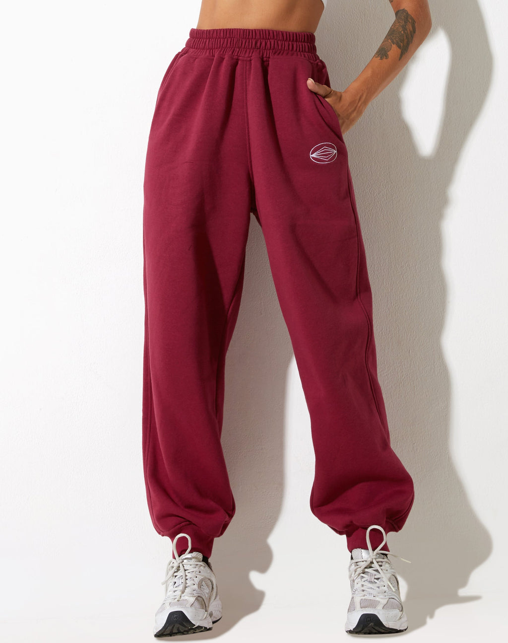 Jogger Roider en burdeos con bordado "Winning Team