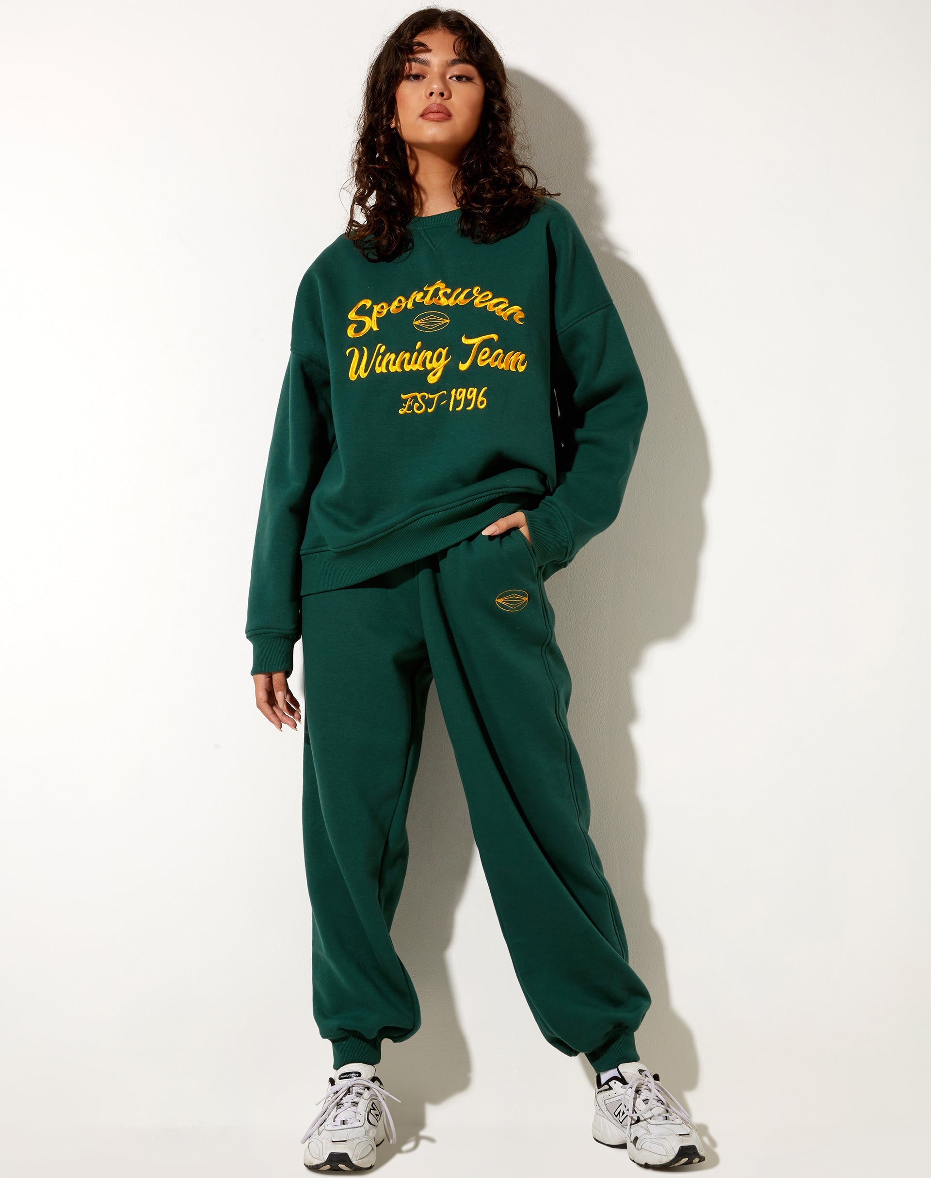 Imagen de la sudadera Glan en verde bosque con bordado Winning Team Mix