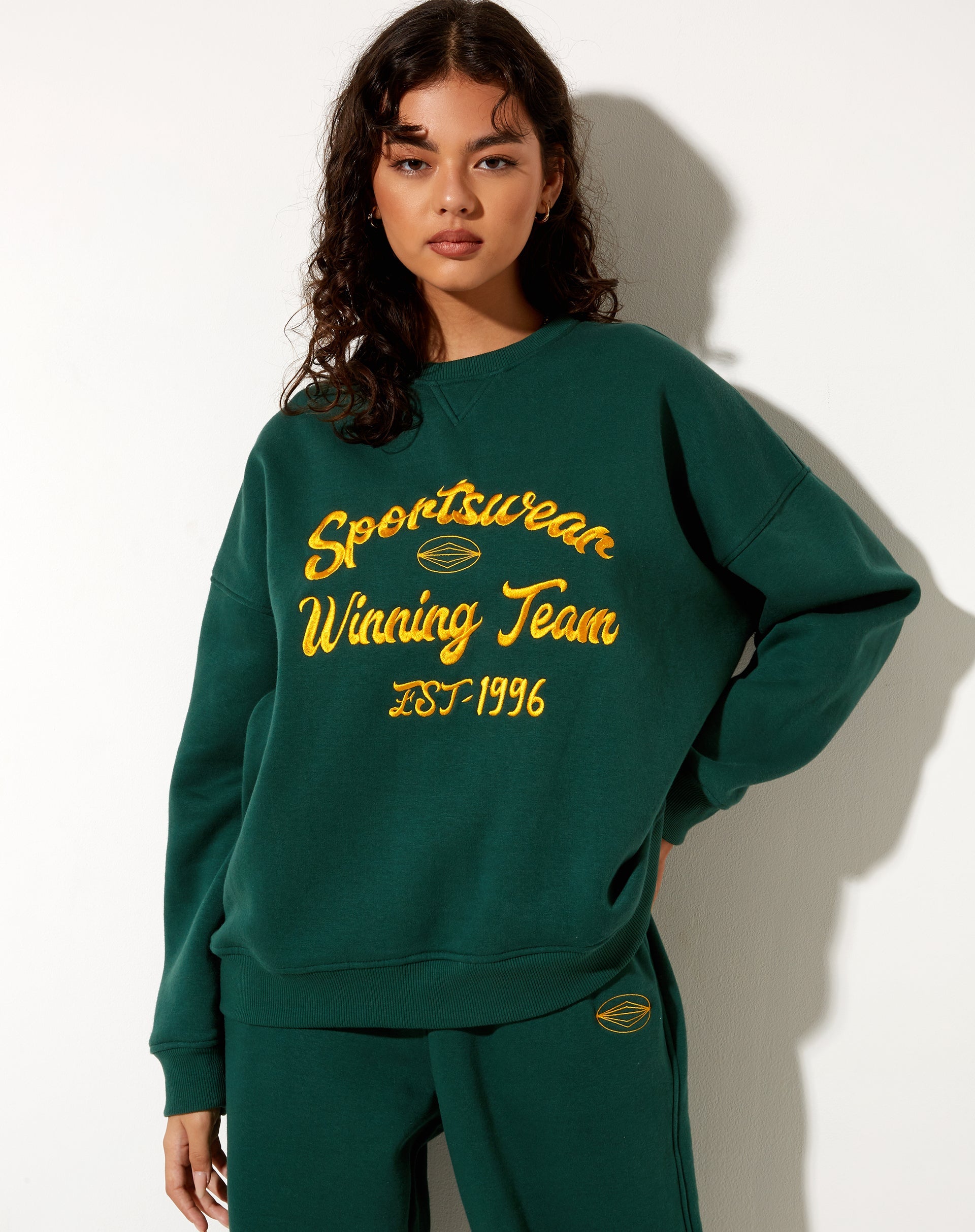 Imagen de la sudadera Glan en verde bosque con bordado Winning Team Mix
