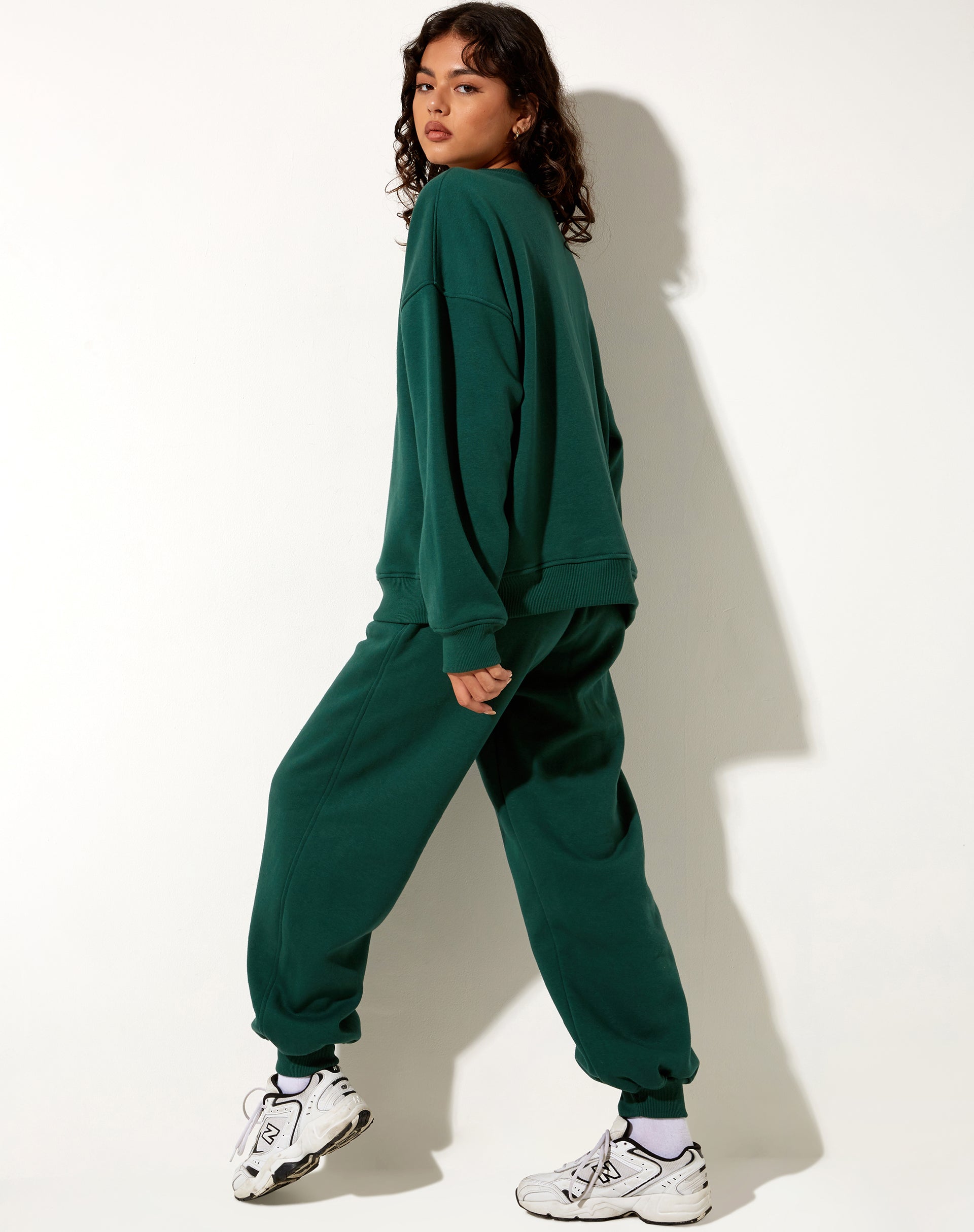 Imagen de la sudadera Glan en verde bosque con bordado Winning Team Mix