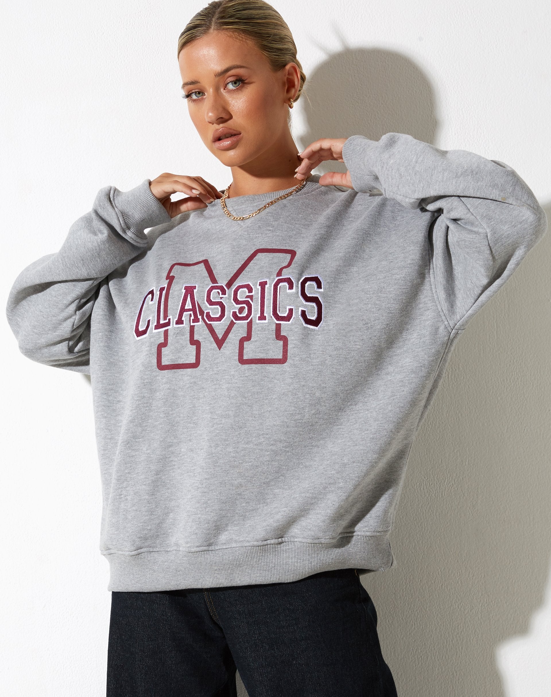 imagen de la sudadera Glan Sweatshirt en marga gris con bordado "M Classics