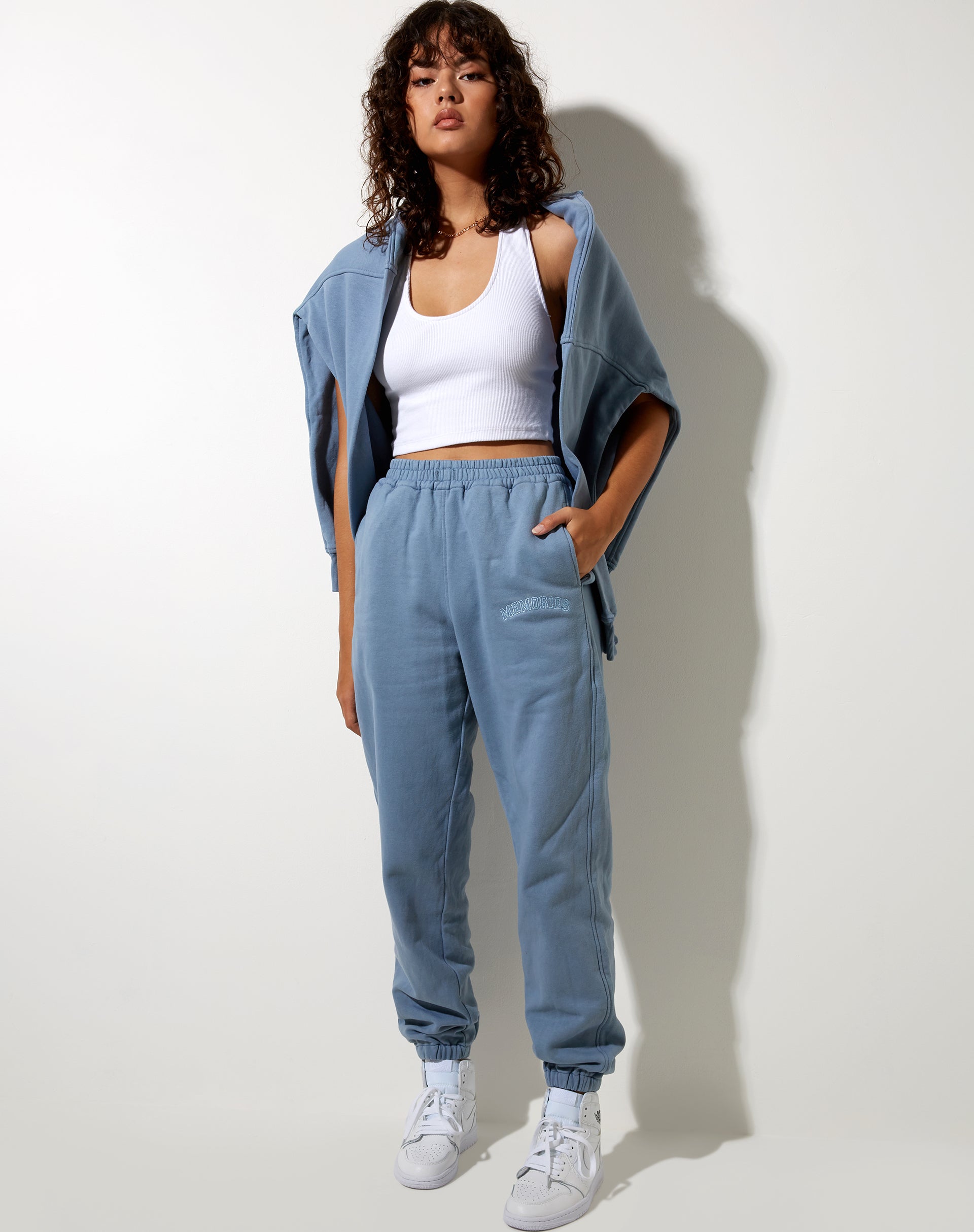 Imagen de la sudadera Glo en Powder Blue Memories Embro