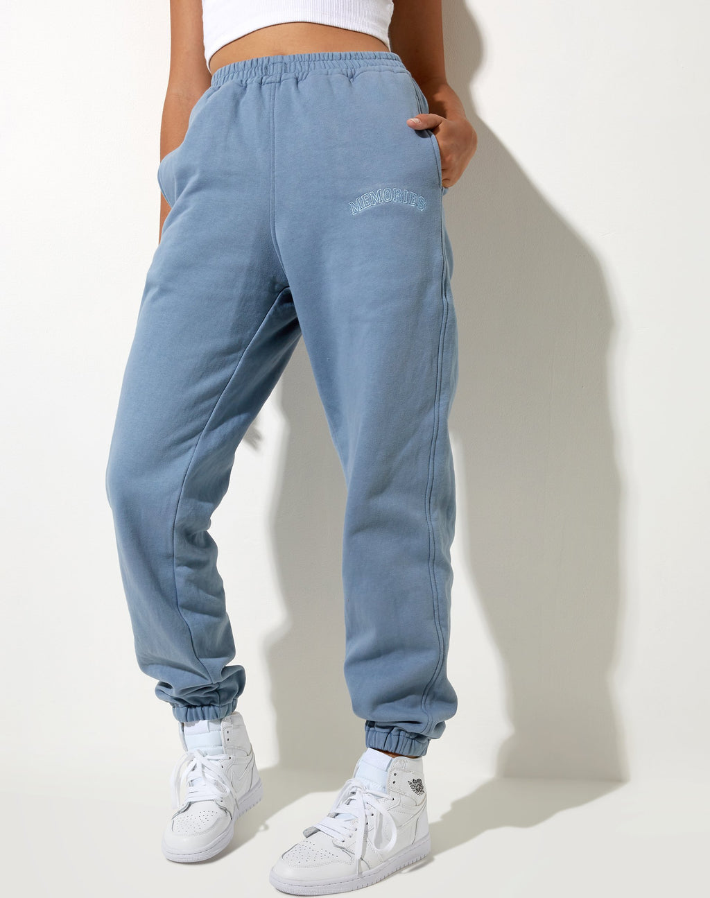 Basta Jogger en color Powder Blue Memories Embro