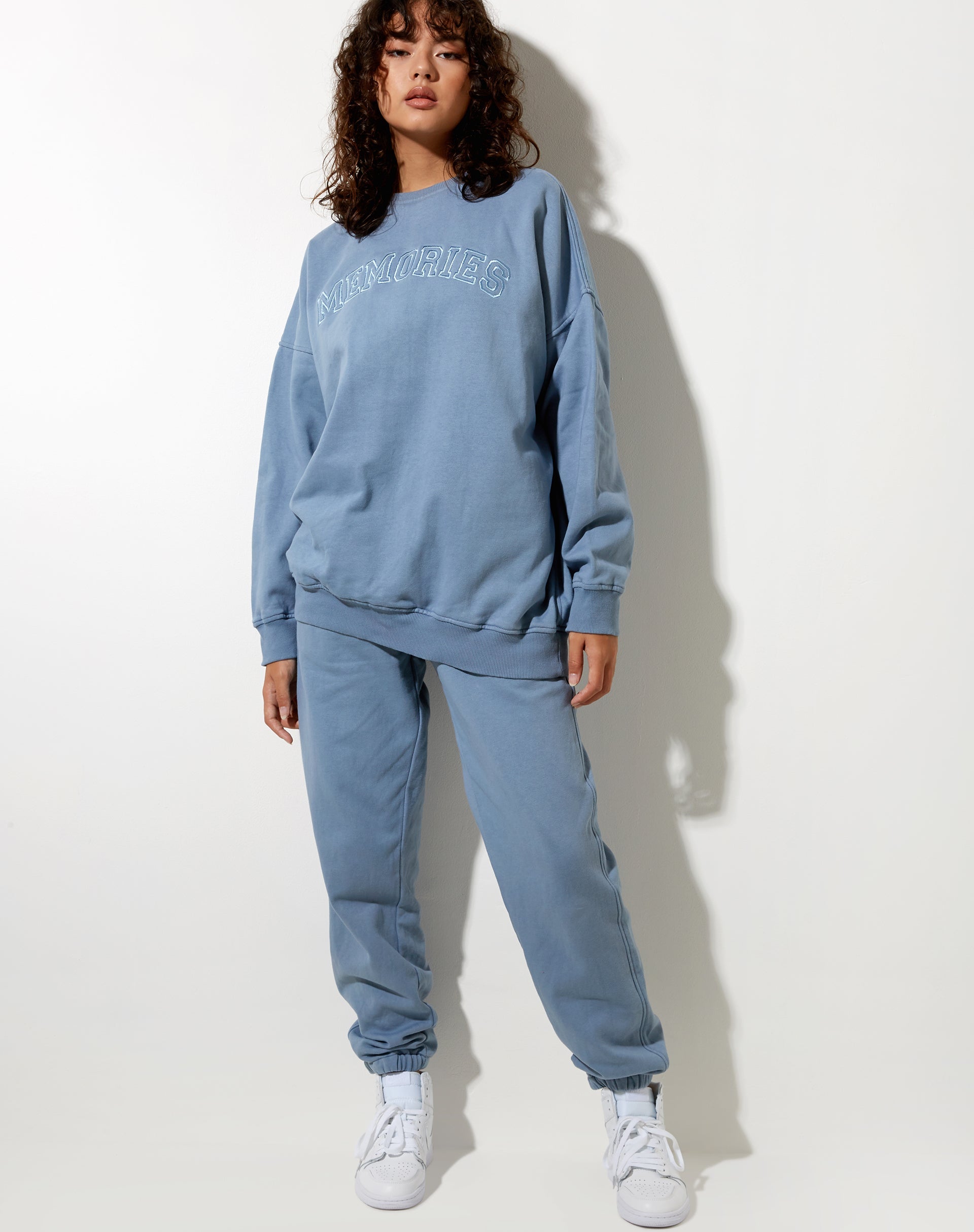 Imagen de la sudadera Glo en Powder Blue Memories Embro
