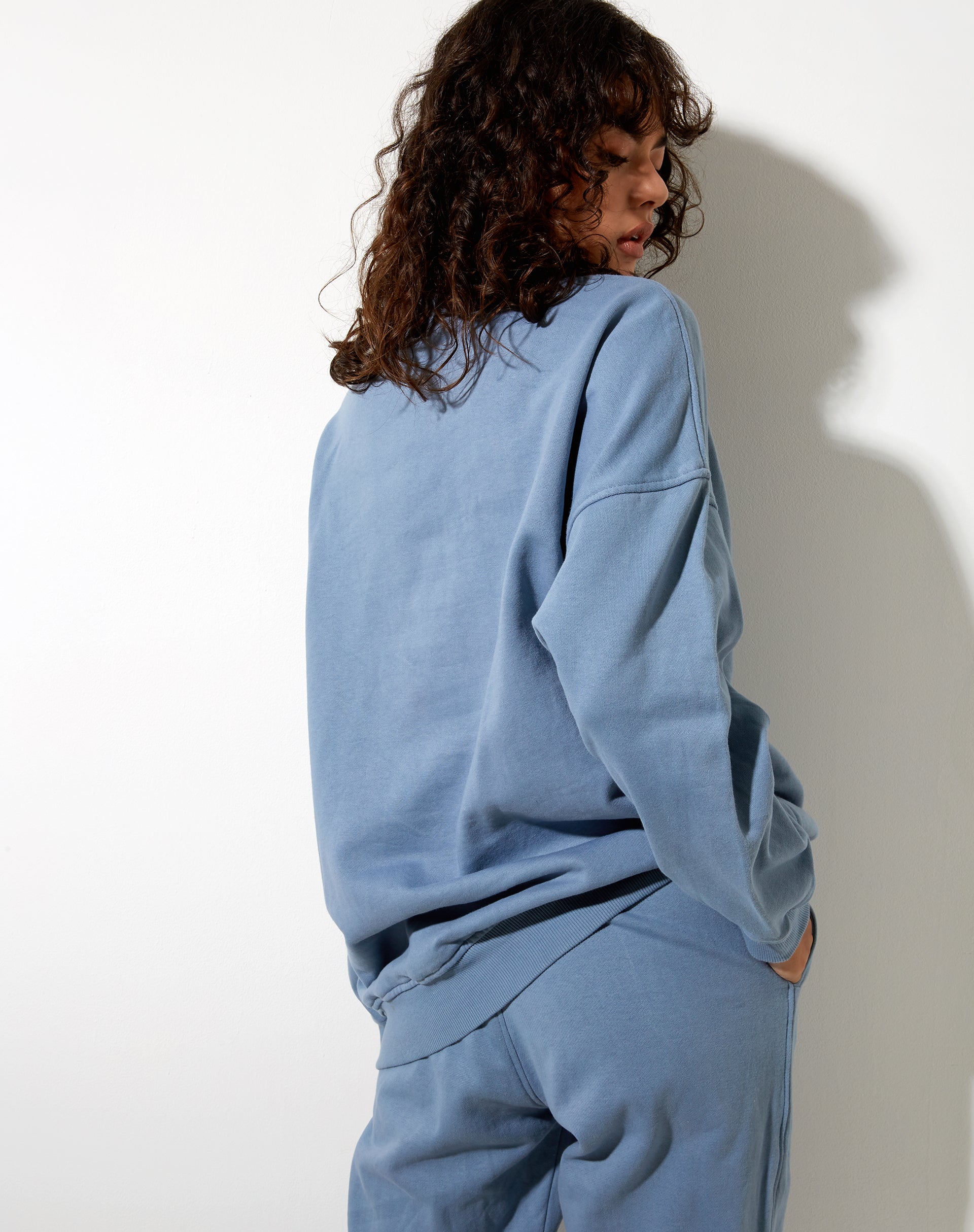 Imagen de la sudadera Glo en Powder Blue Memories Embro