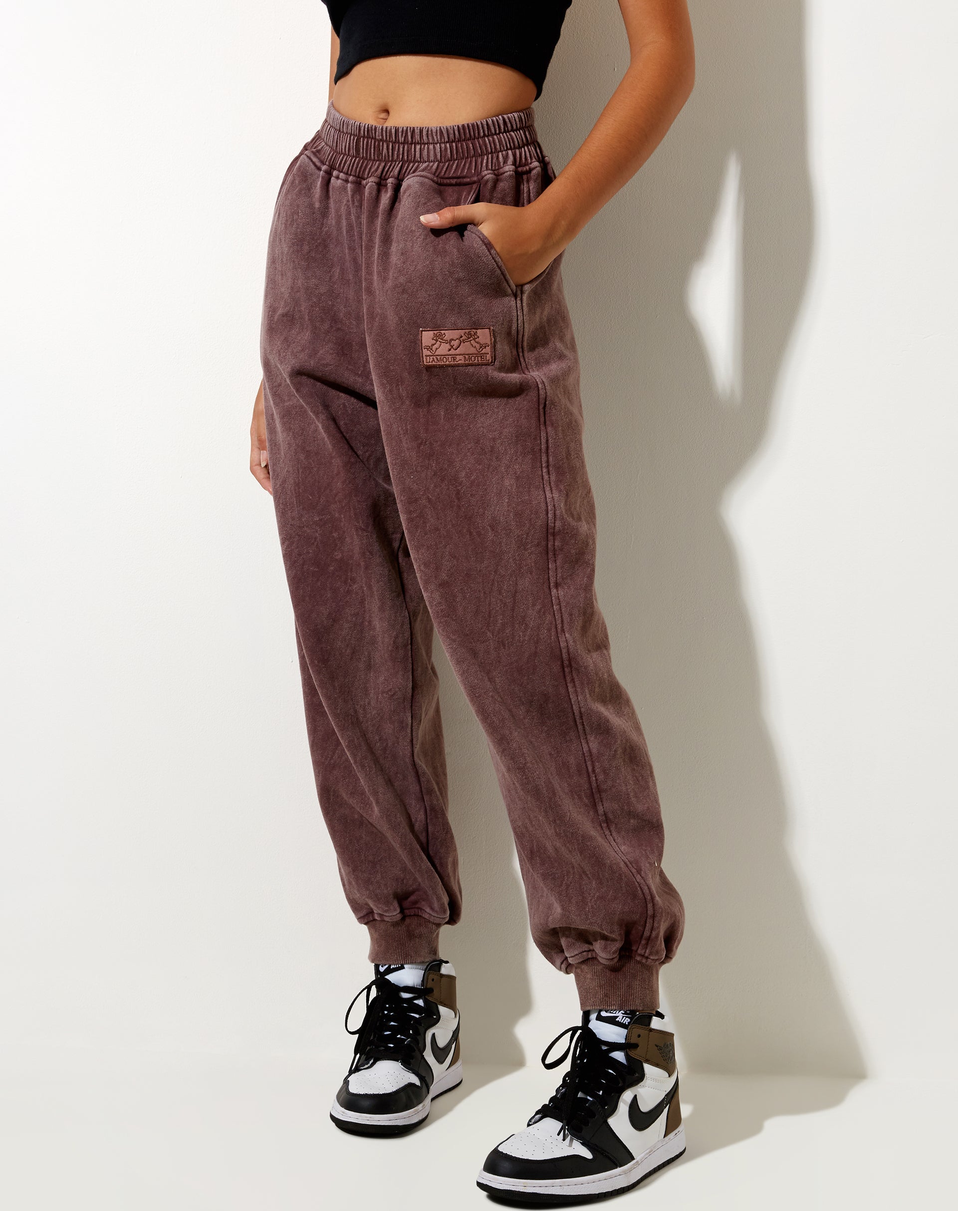 Imagen de Roider Jogger en marrón lavado LAmour Motel Label Embro
