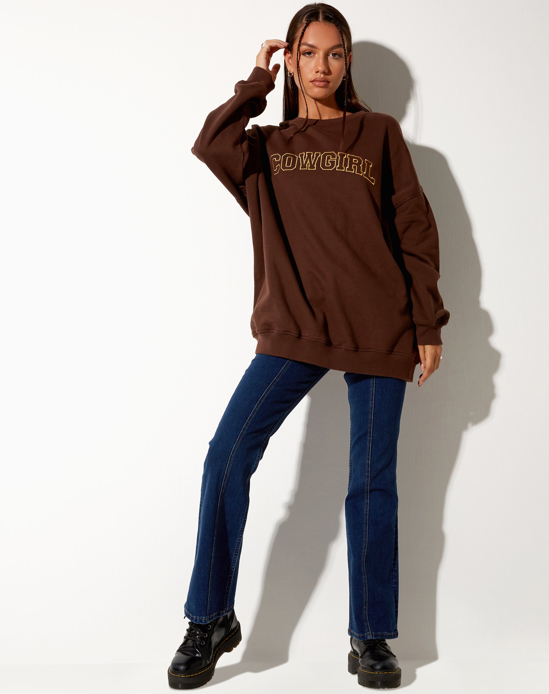 Imagen de sudadera Glo en caoba profundo con bordado dorado de vaquera