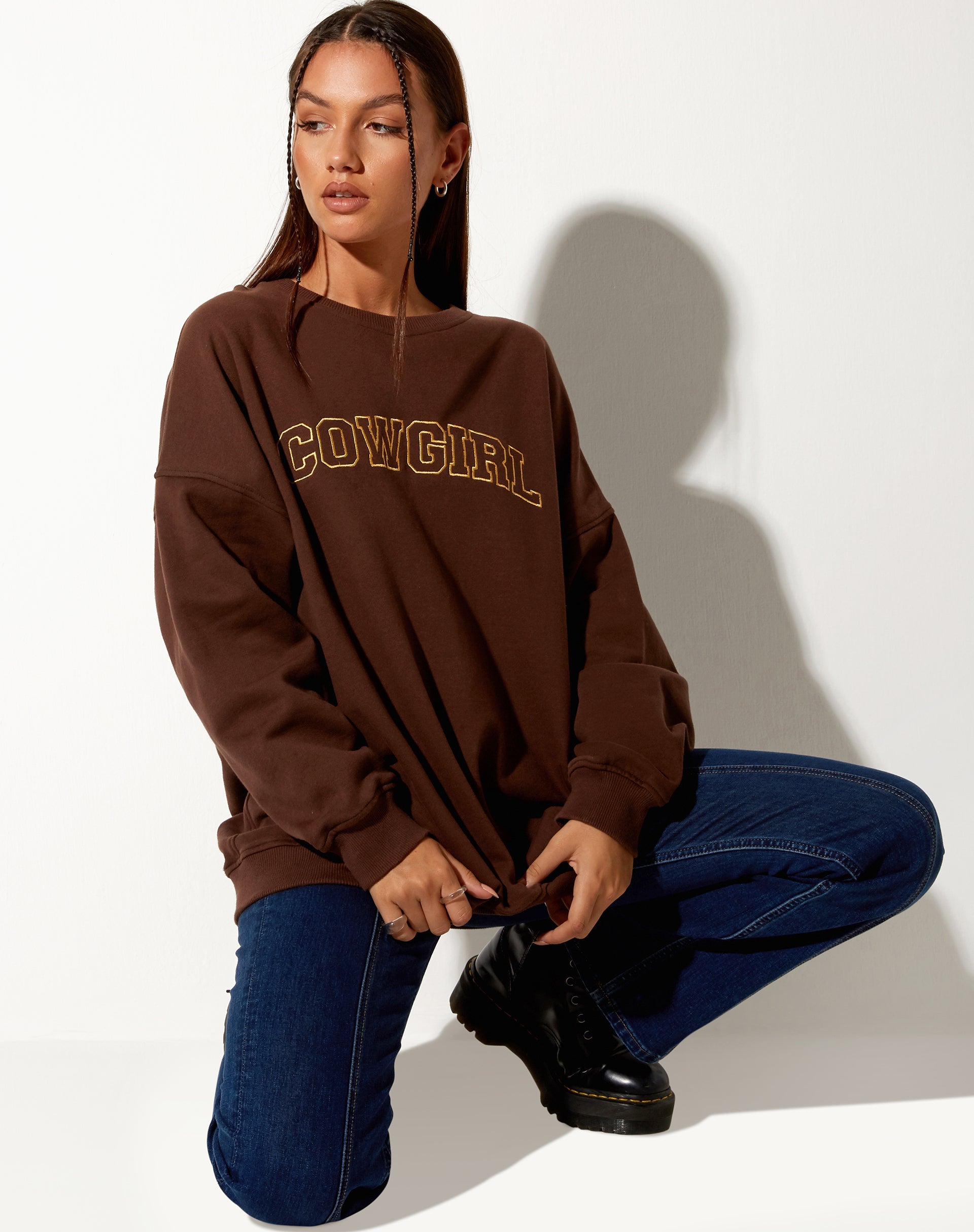 Imagen de sudadera Glo en caoba profundo con bordado dorado de vaquera
