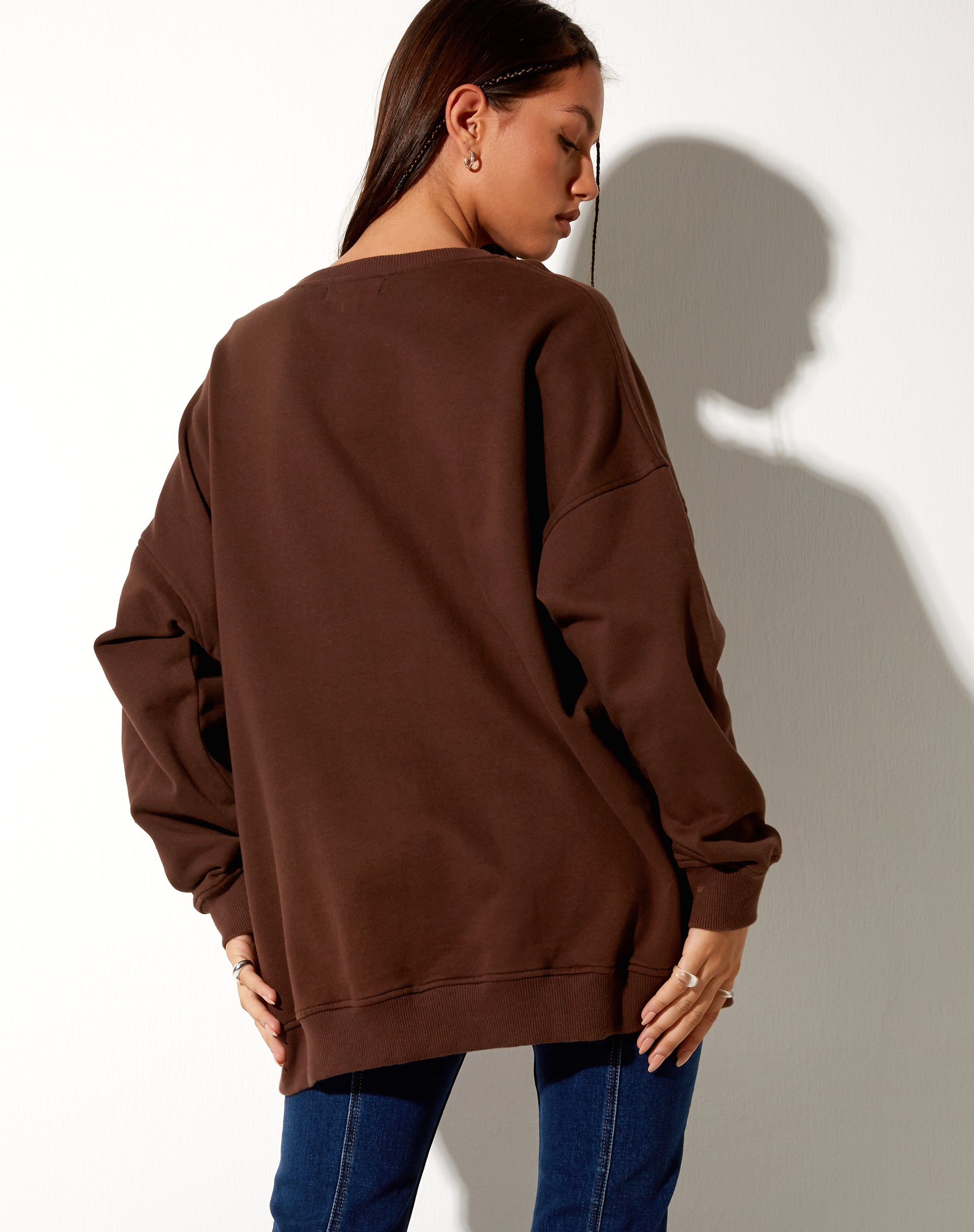 Imagen de sudadera Glo en caoba profundo con bordado dorado de vaquera