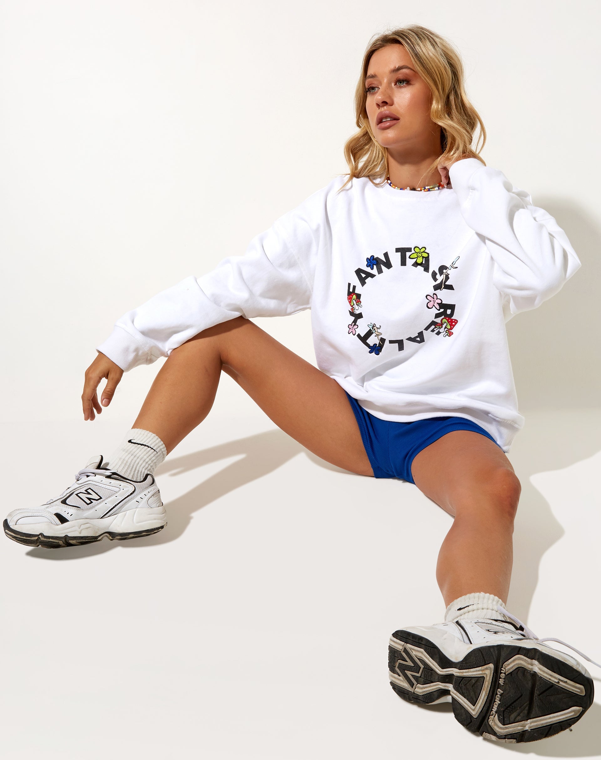 Image of Sudadera Glo en Blanco Fantasía Realidad Mixta Estampado y Bordado