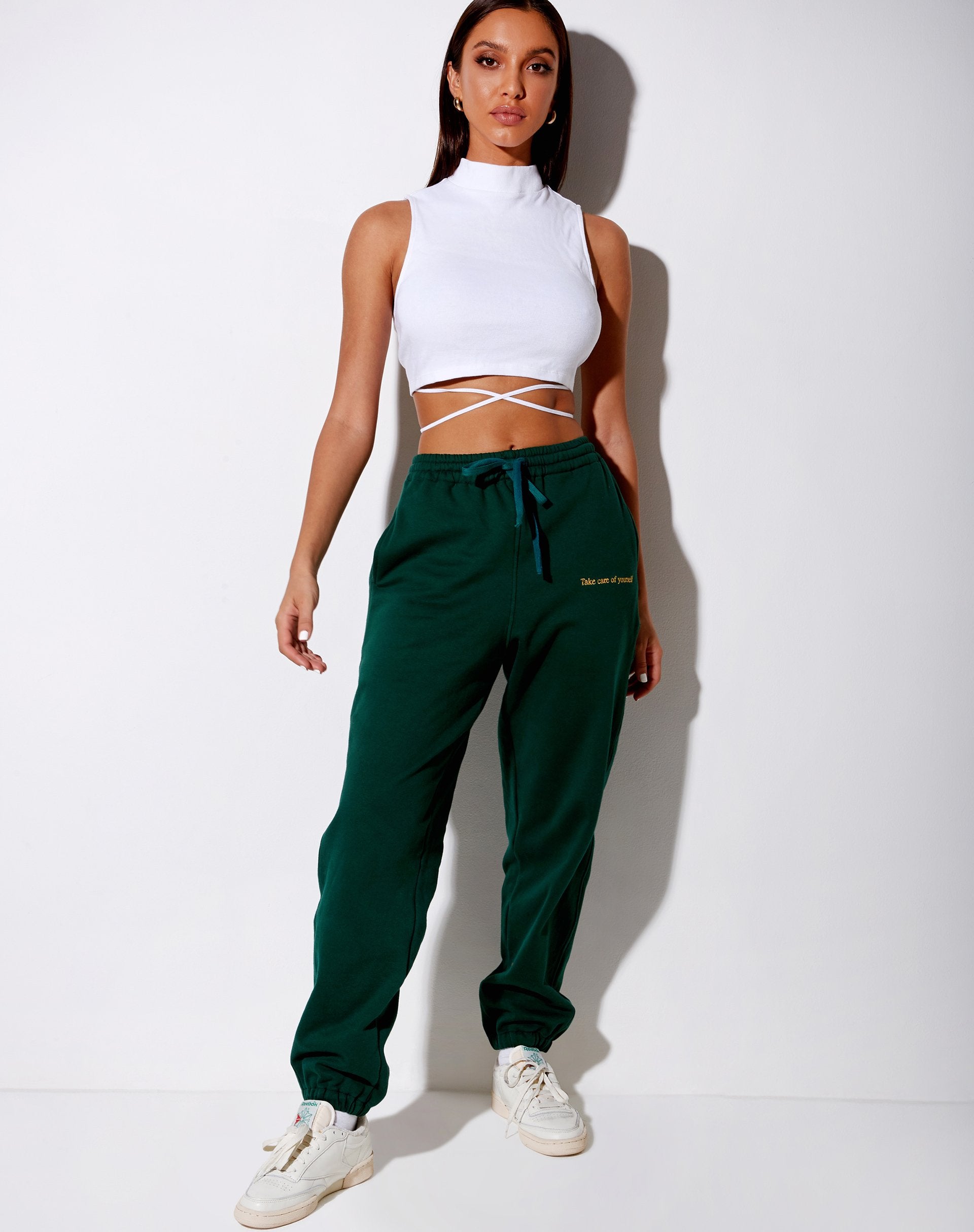 Imagen de Basta Jogger en verde botella con bordado Take Care Of Yourself