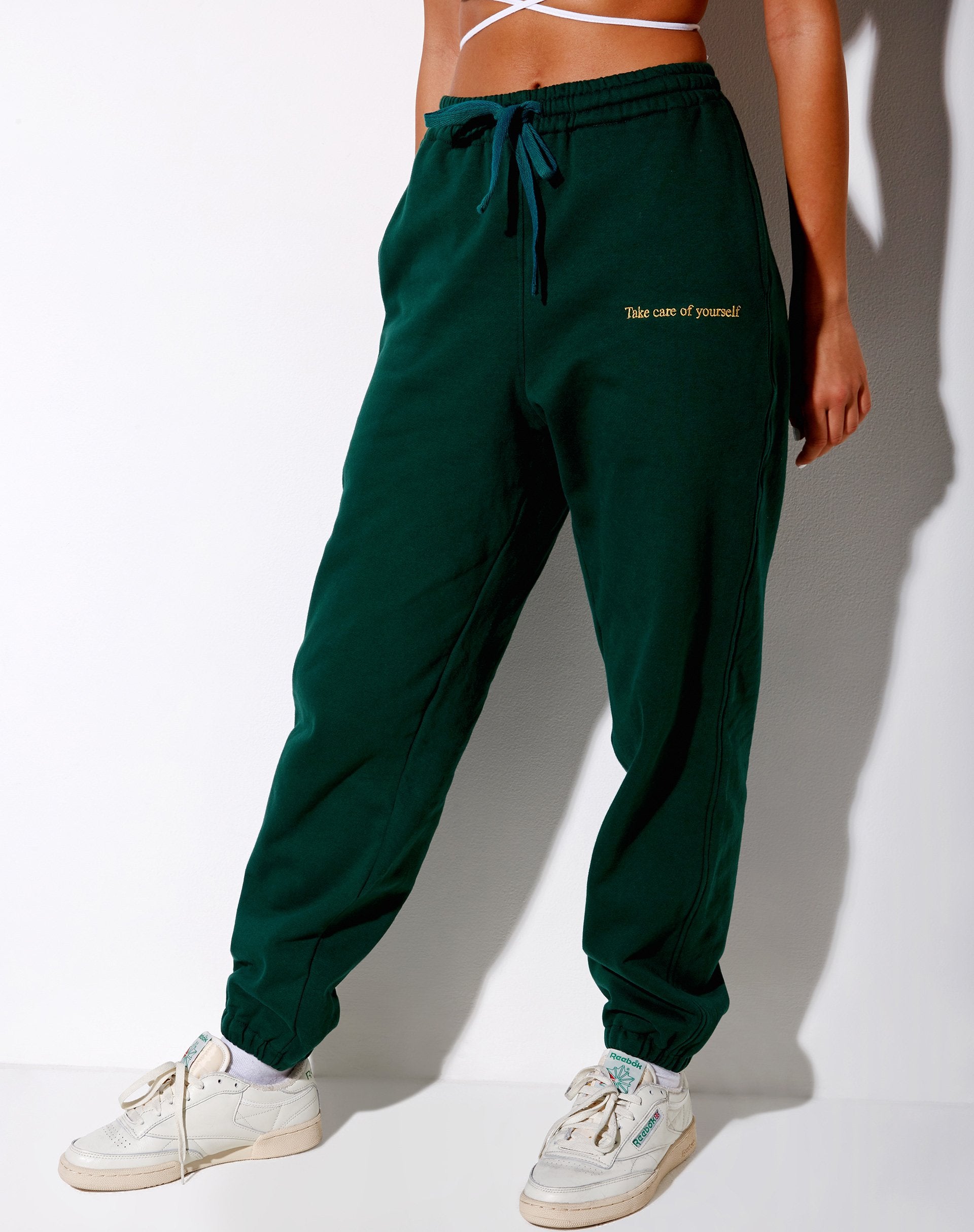 Imagen de Basta Jogger en verde botella con bordado Take Care Of Yourself
