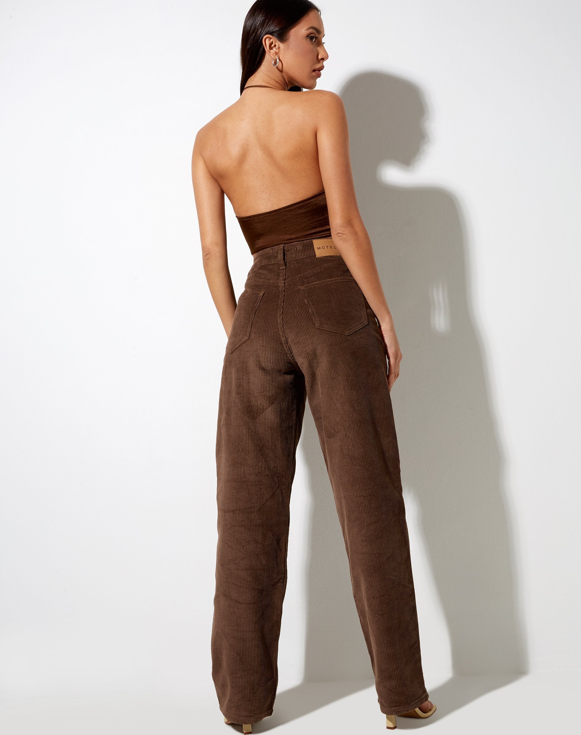 Imagen de Halpi Crop Top de satén marrón intenso