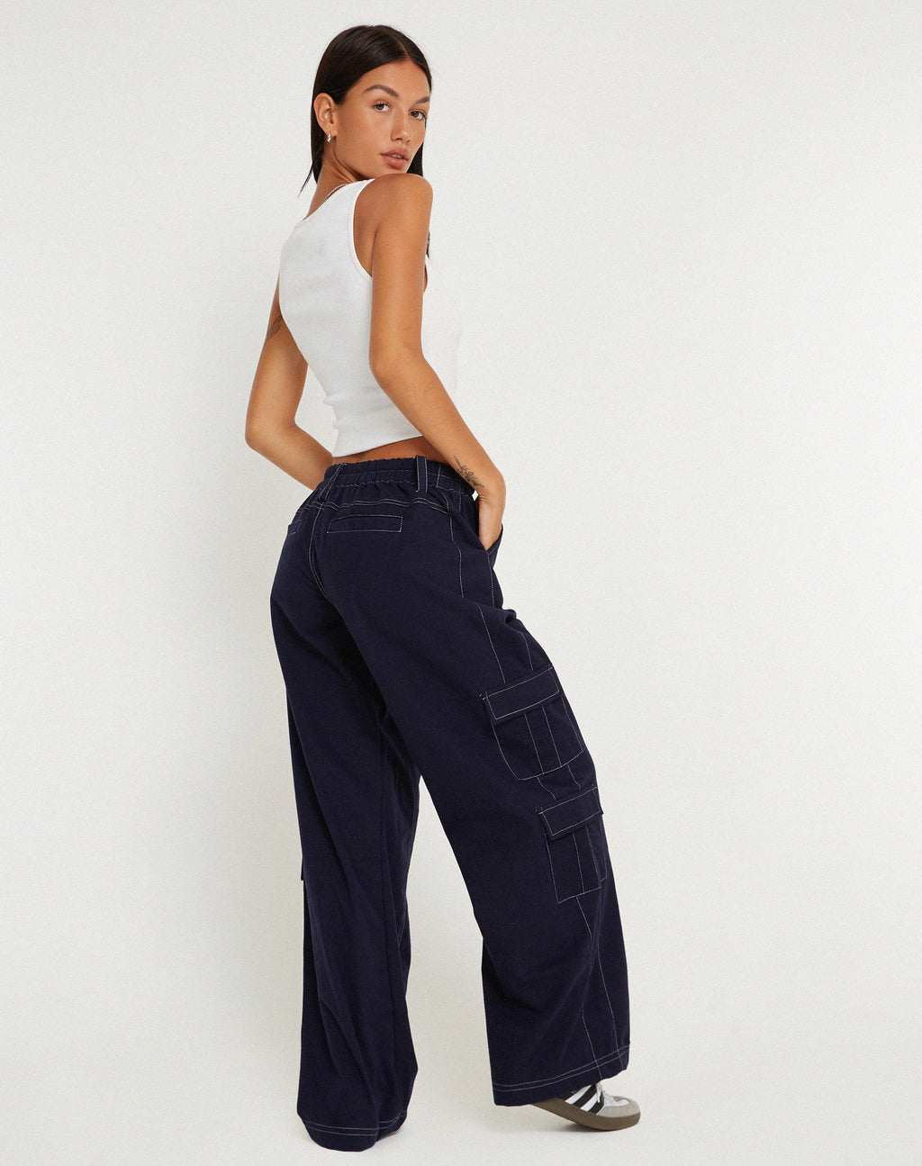 Pantalón Hansa en azul marino con pespunte superior blanco