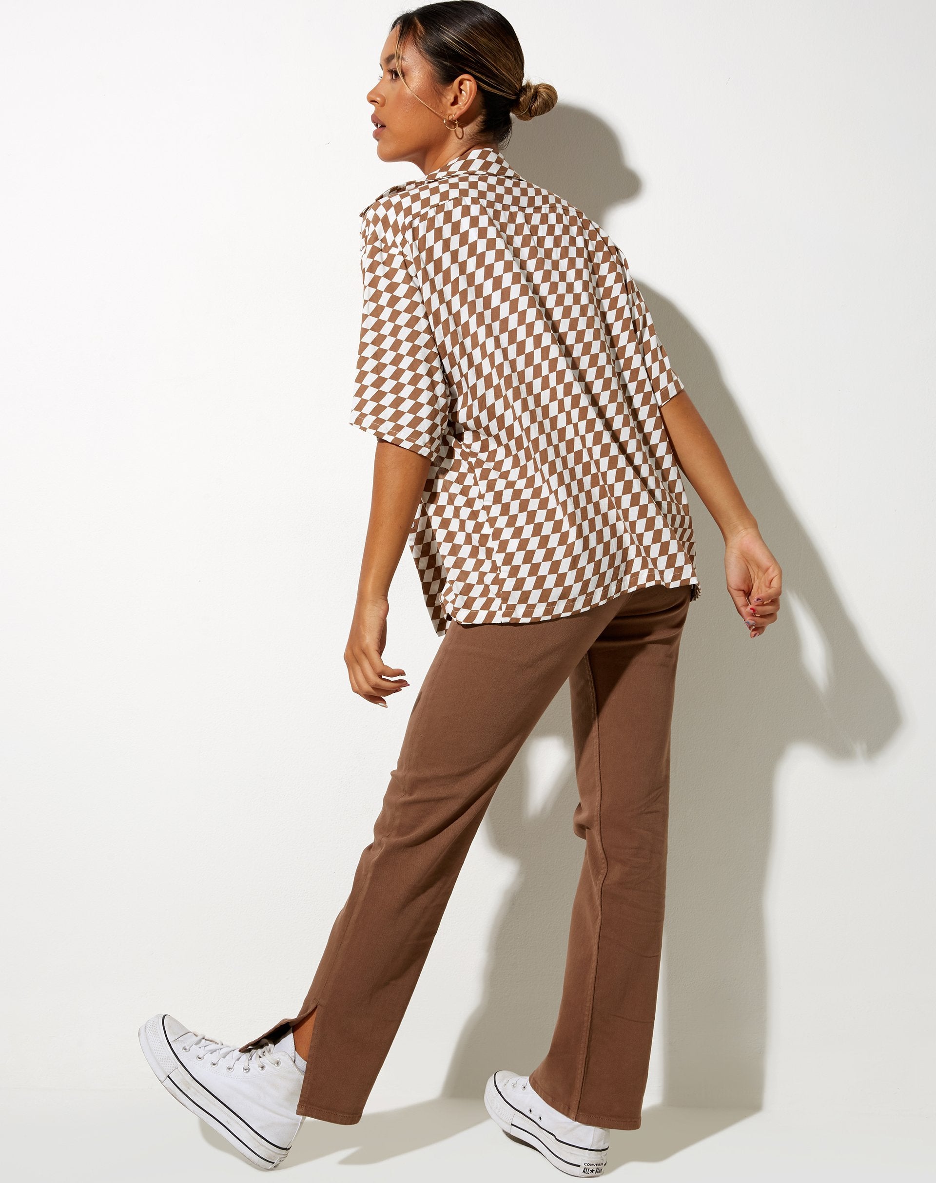 Imagen de la camisa hawaiana de cuadros diagonales color canela y marfil