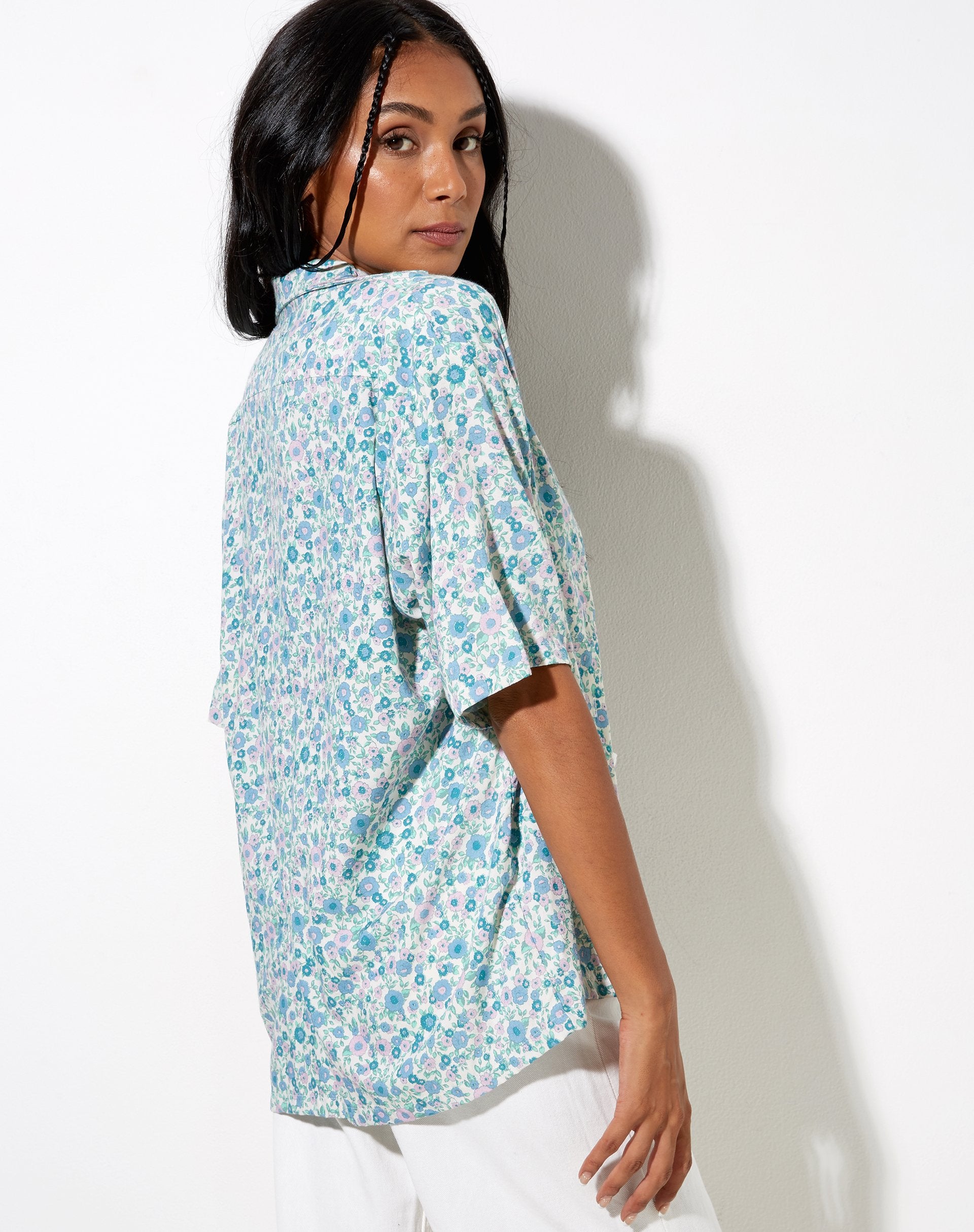 Imagen de la camisa hawaiana Flower Power azul