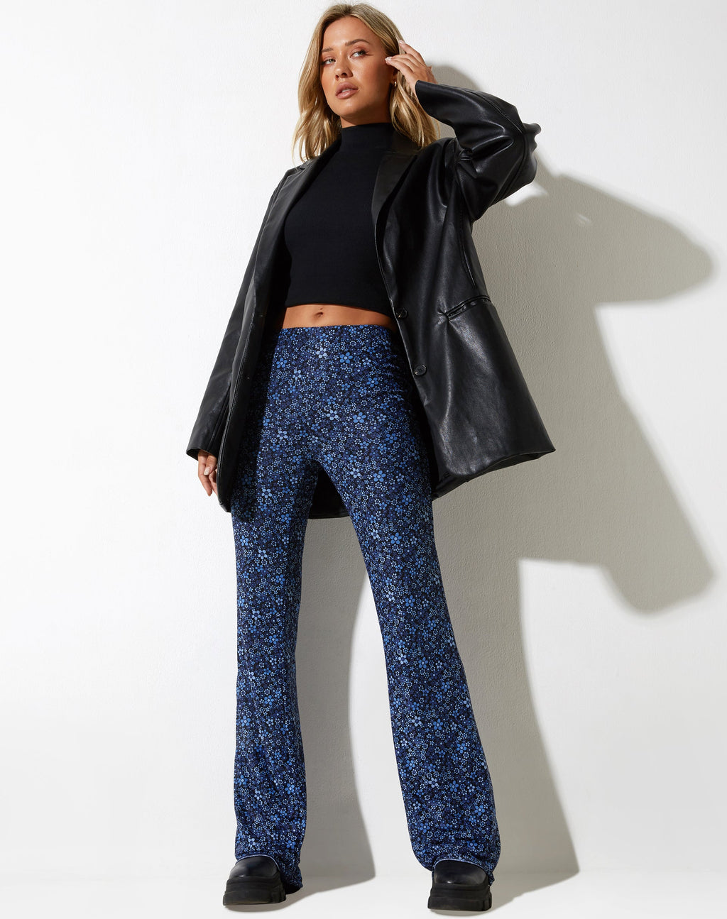 Pantalón Herly Flare en azul Flower Garden