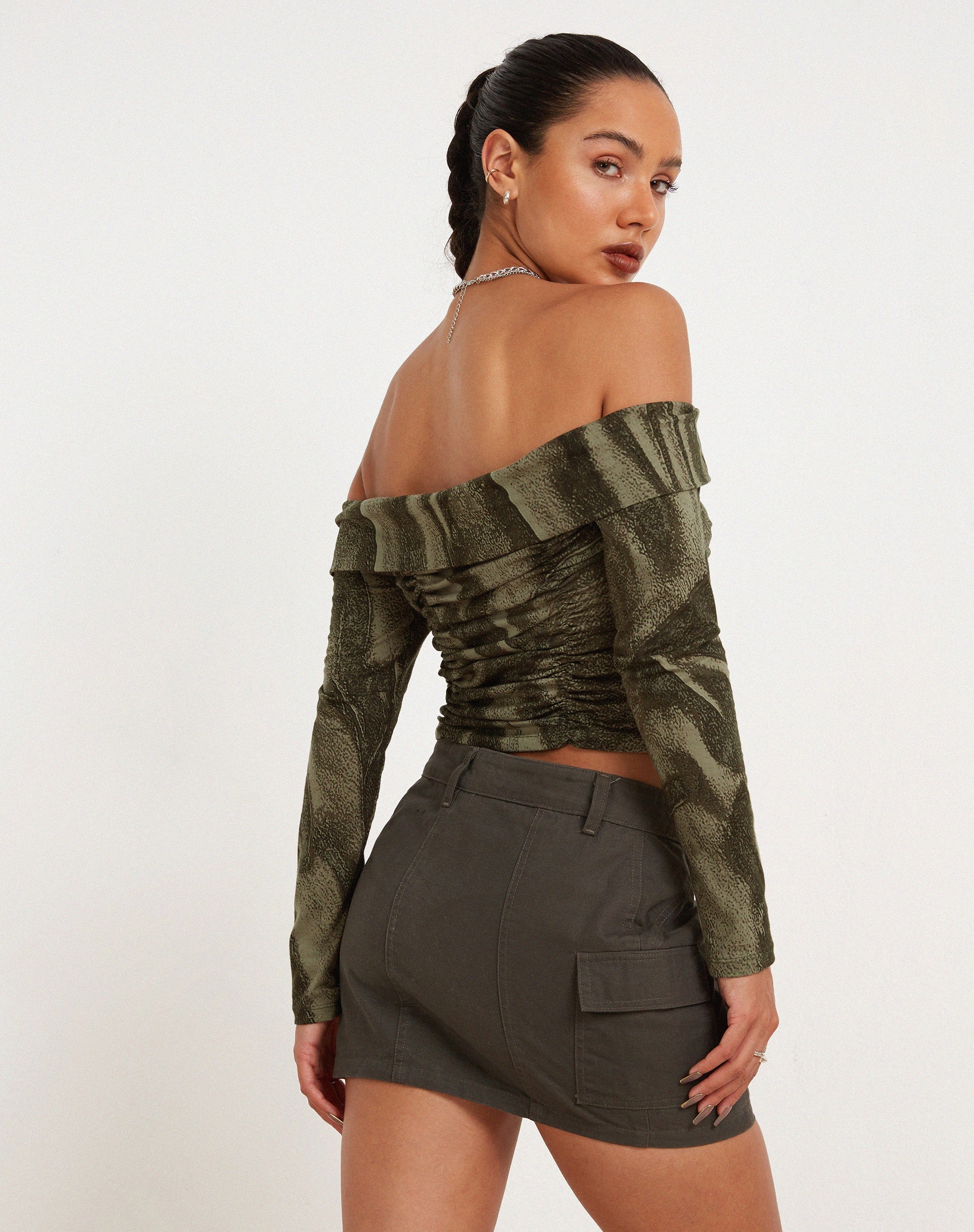 imagen de Hestina Top en Dystopian Crease Khaki