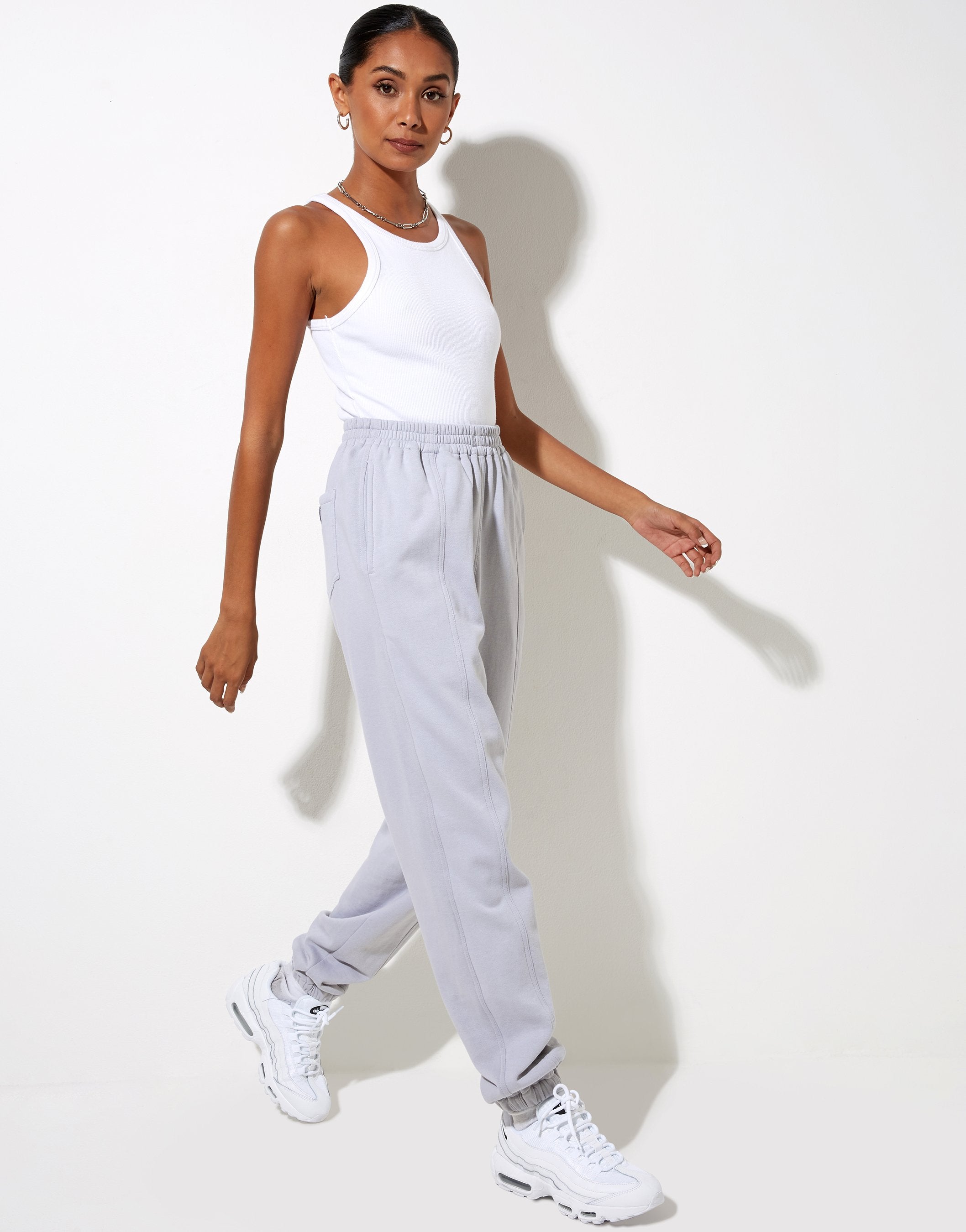 Imagen de Bamal Jogger en Lunar Rock con Motel Work Clothing Label Embro