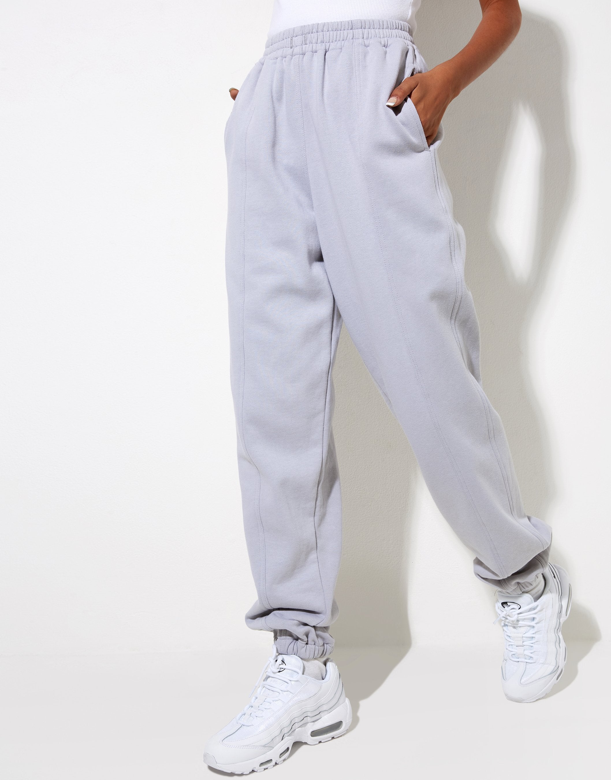 Imagen de Bamal Jogger en Lunar Rock con Motel Work Clothing Label Embro