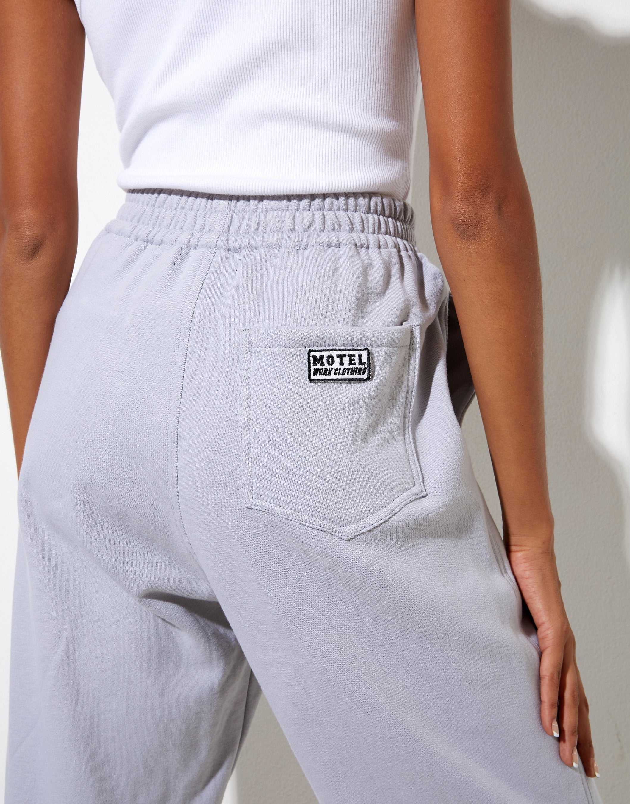 Imagen de Bamal Jogger en Lunar Rock con Motel Work Clothing Label Embro