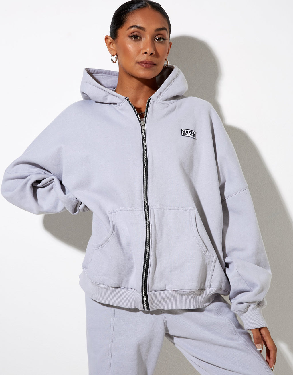 Sudadera con capucha Hollack en Lunar Rock con bordado Motel Work Clothing Label