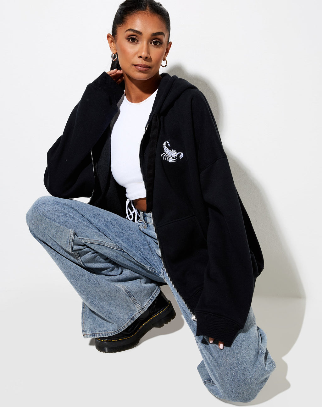 Sudadera con capucha Hollack en negro con escorpión blanco bordado