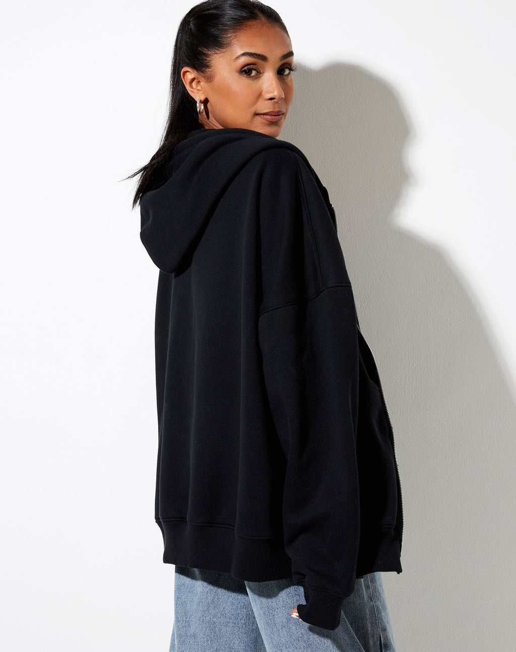 Sudadera con capucha Hollack en negro con escorpión blanco bordado