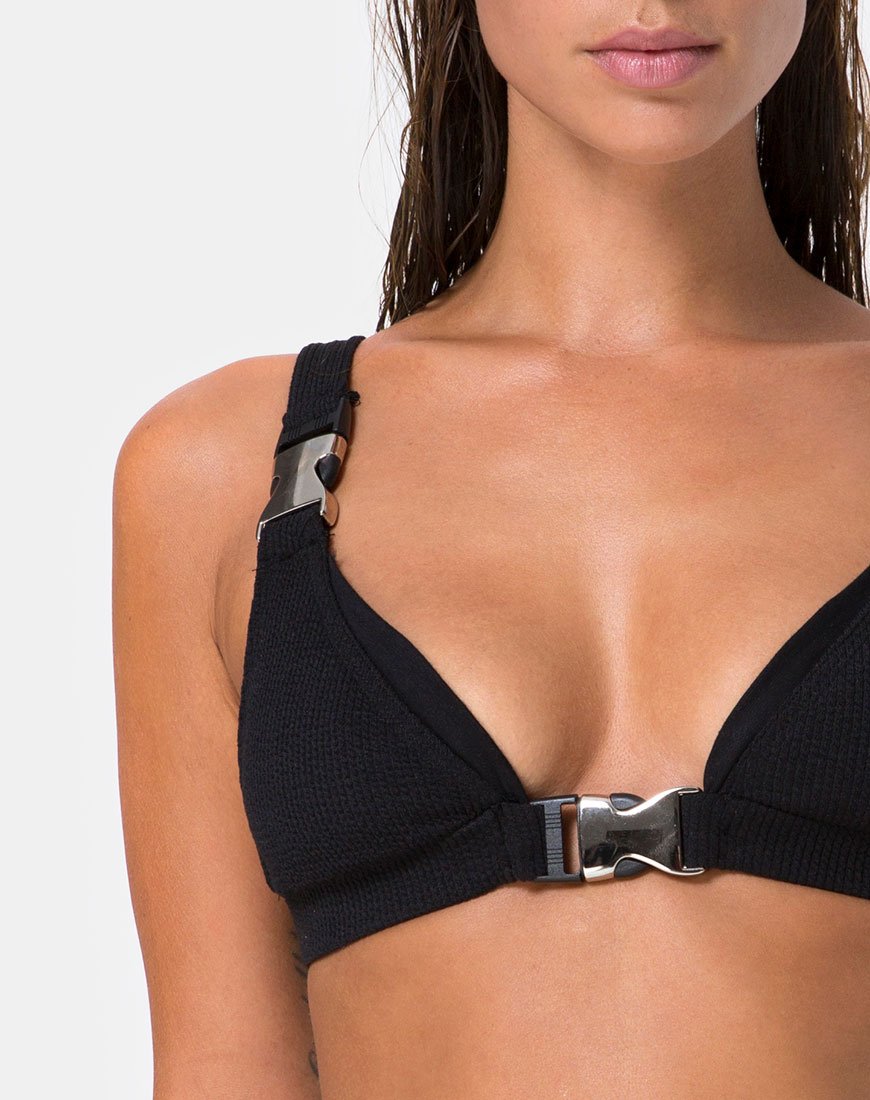 Imagen del sujetador de bikini Hyuna negro con hebilla plateada