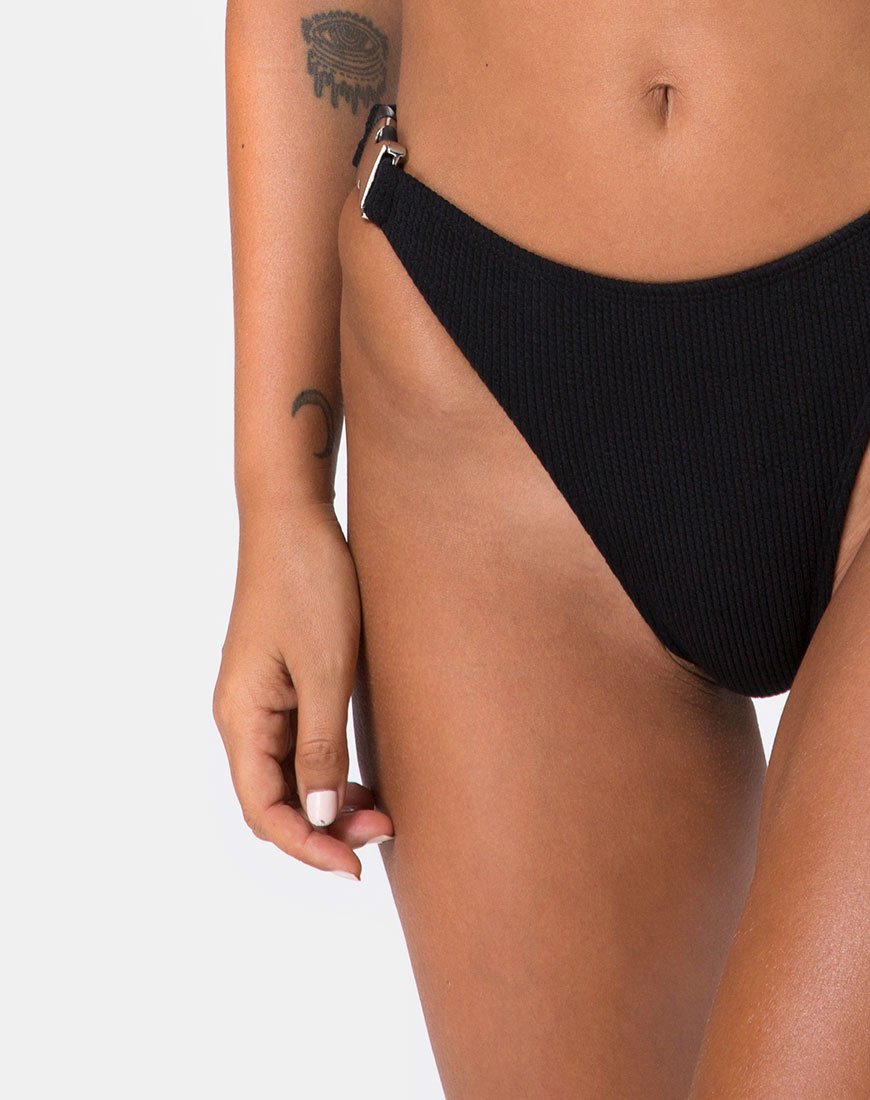 Imagen de braguita de bikini Hyuna negra con hebilla plateada