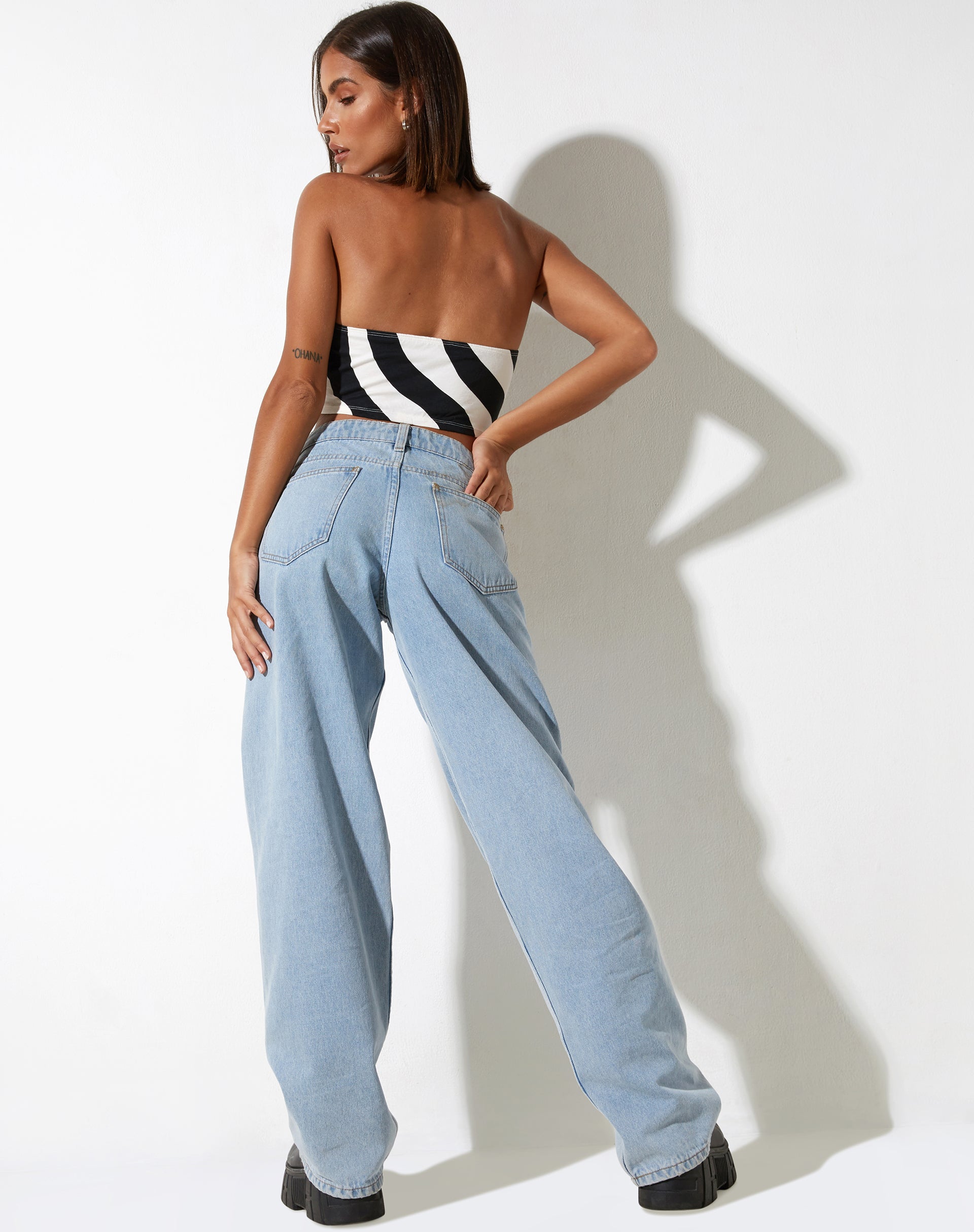 Crop Top Iamah en blanco y negro Optic Swirl