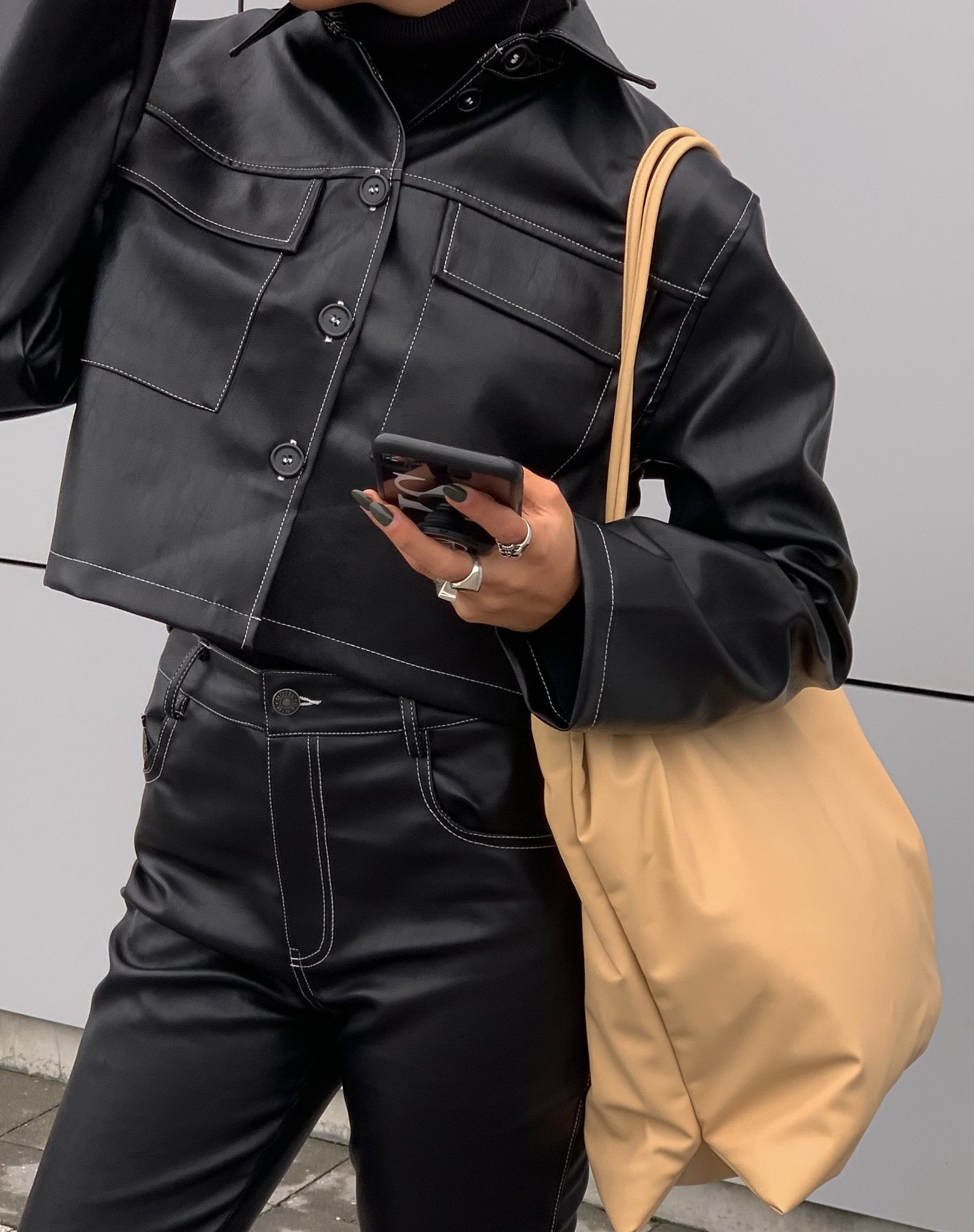 Imagen de la Camisa Jayla en PU Negra con Puntada Blanca