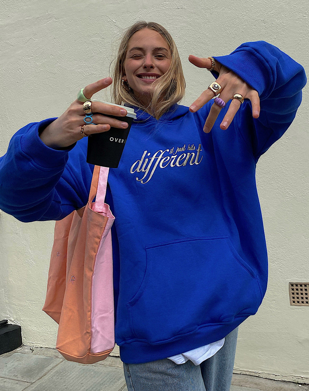 Sudadera oversize con capucha en cobalto It Just Hits Different Embro
