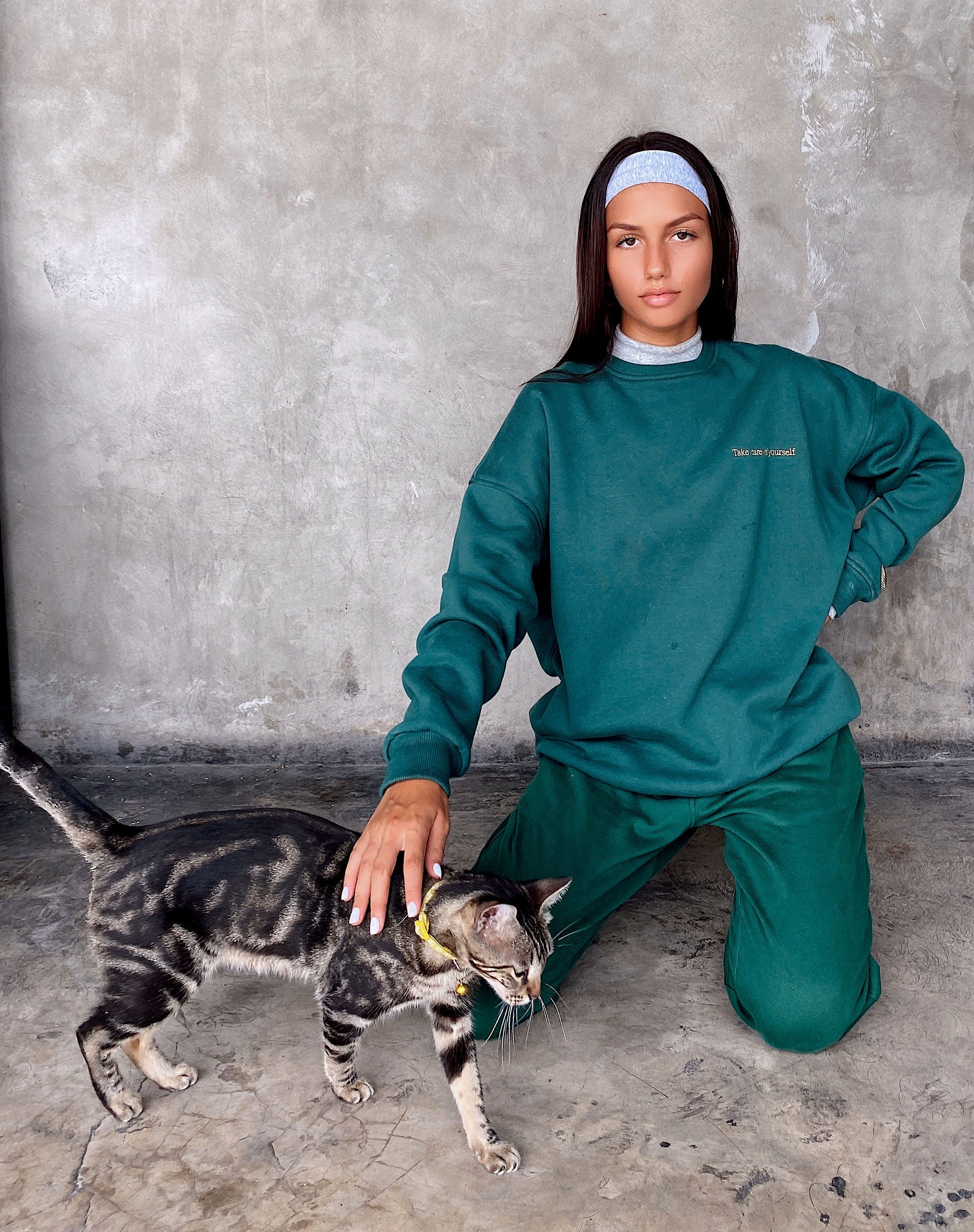 Imagen de sudadera Glo en verde botella con bordado Take Care Of Yourself