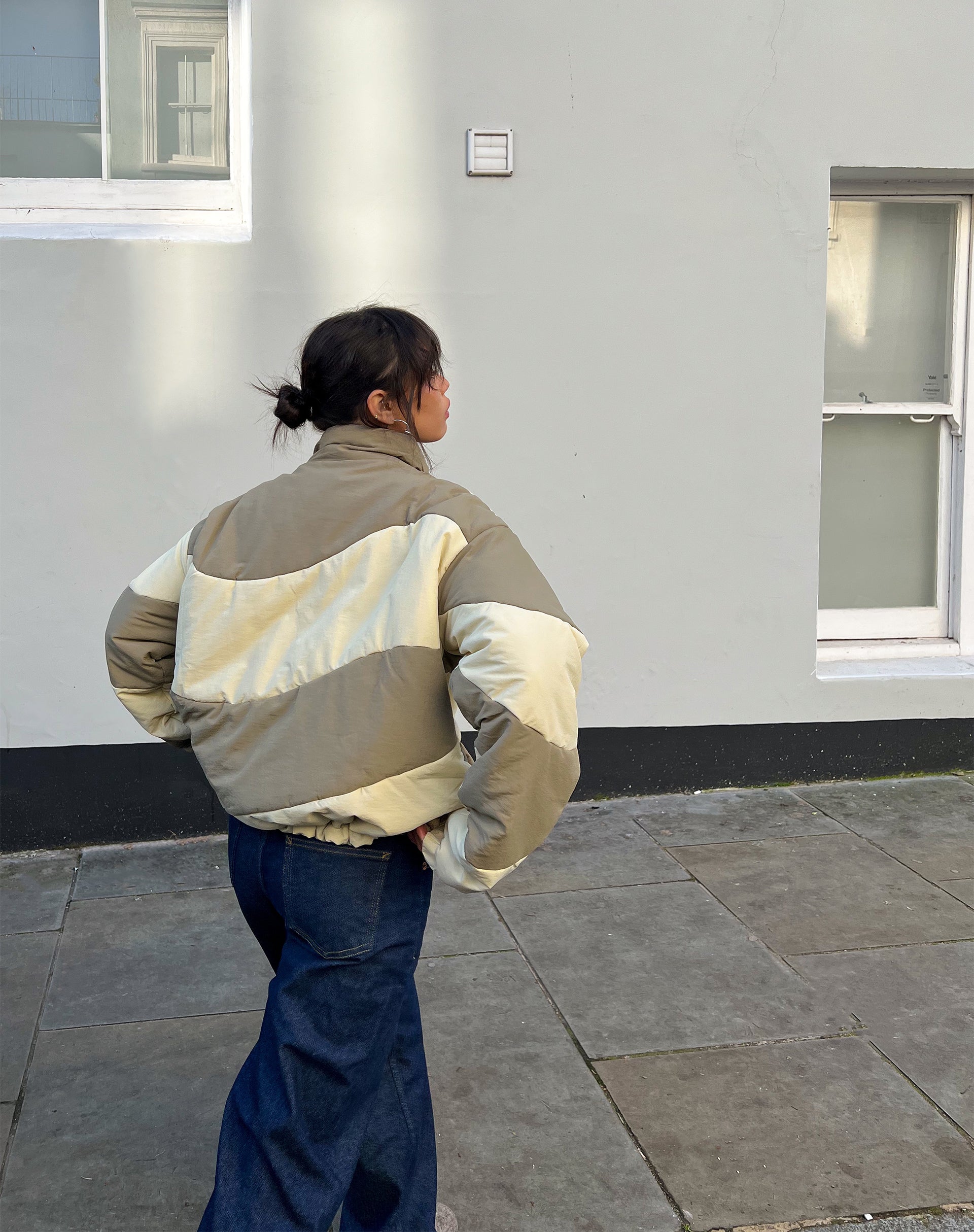 Imagen de la chaqueta Renee Puffa en crema y topo con paneles