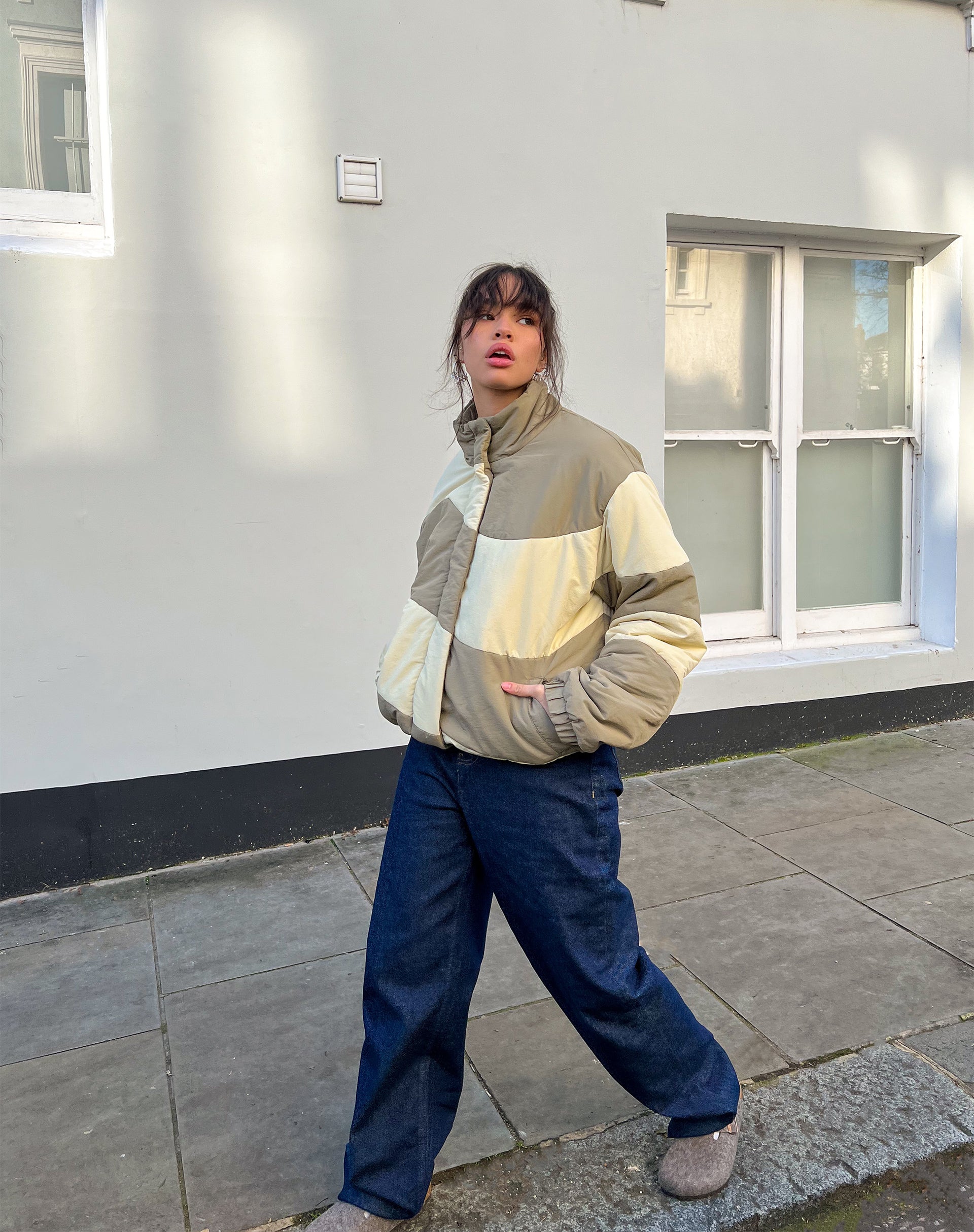 Imagen de la chaqueta Renee Puffa en crema y topo con paneles