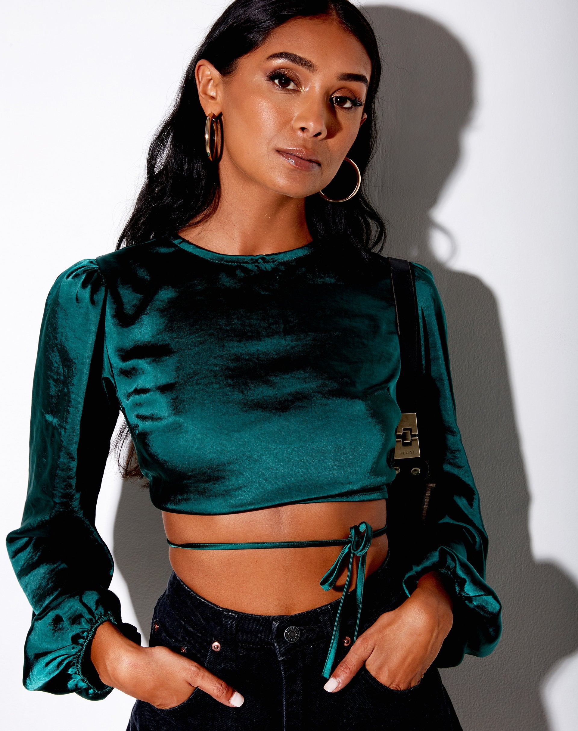 Imagen de Irisia Crop Top de satén verde bosque