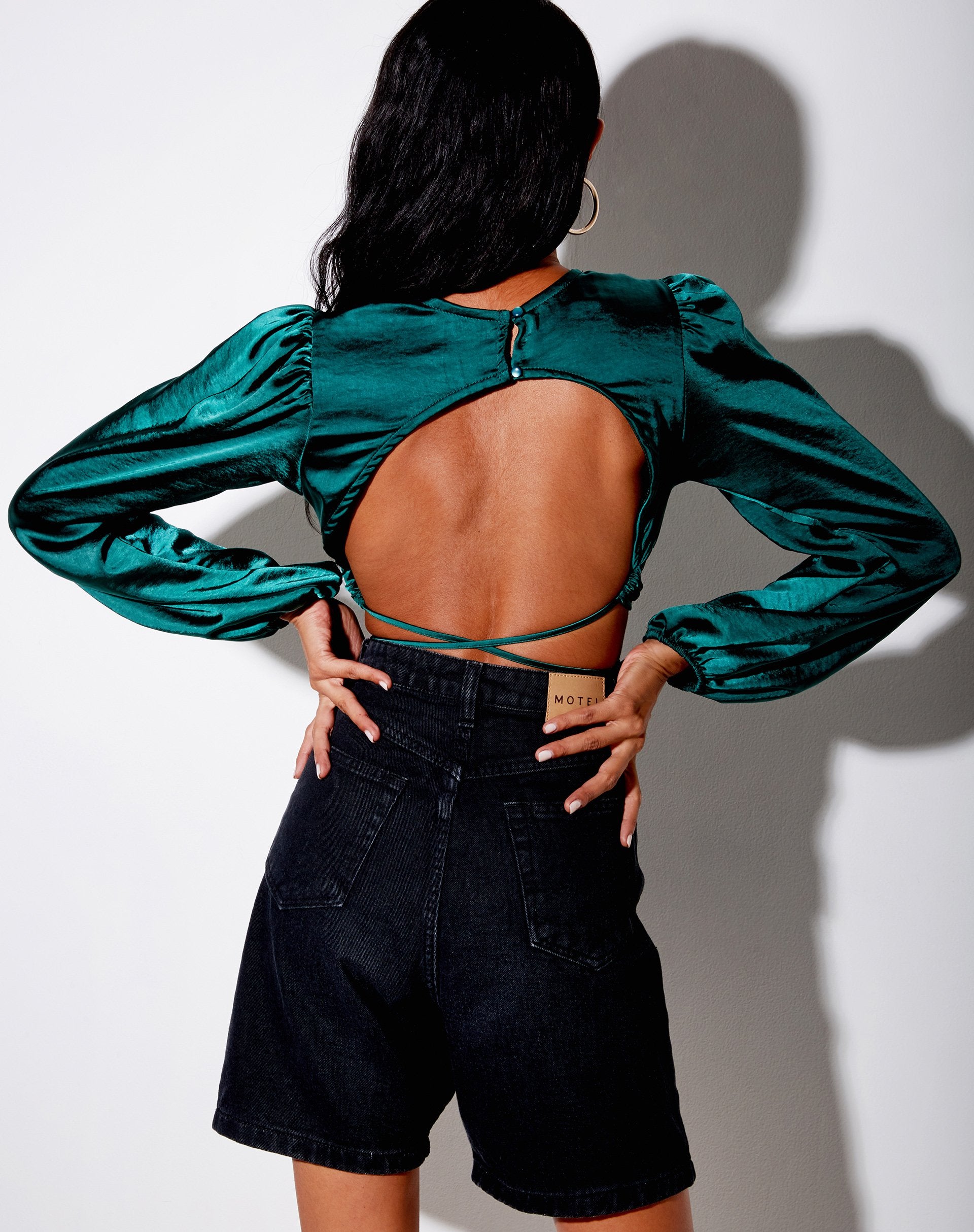 Imagen de Irisia Crop Top de satén verde bosque