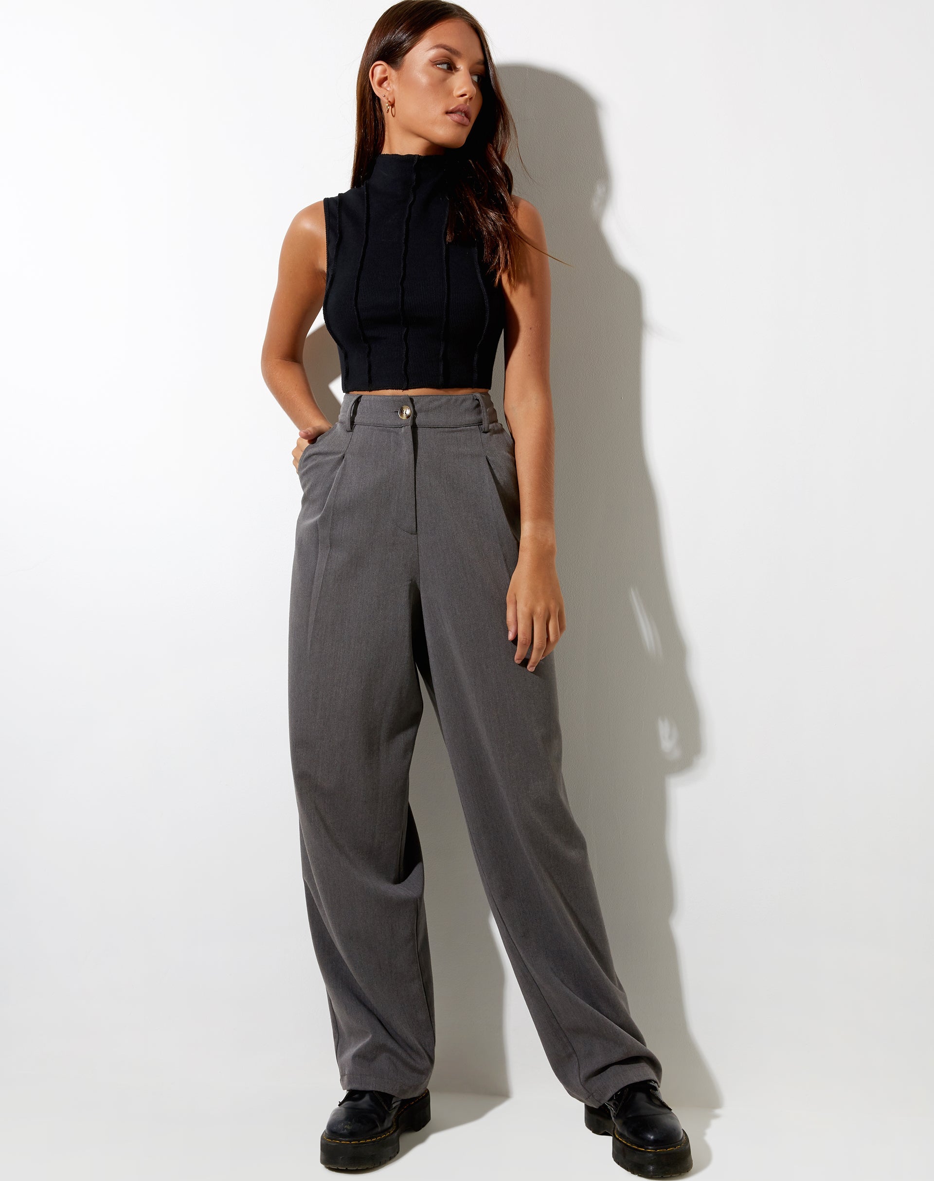 Imagen de Ivy Vest Top en rib negro con costuras negras