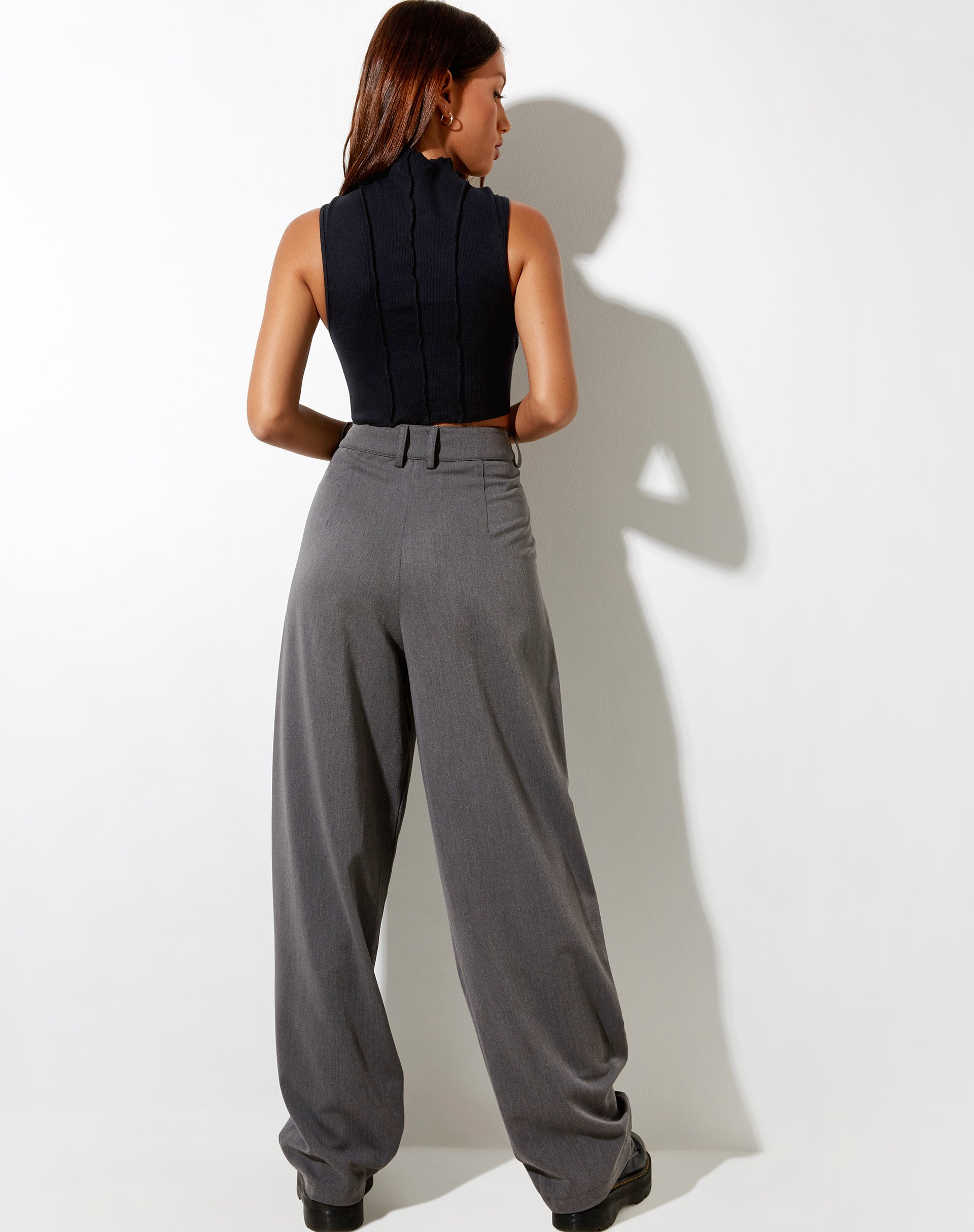 Imagen de Ivy Vest Top en rib negro con costuras negras