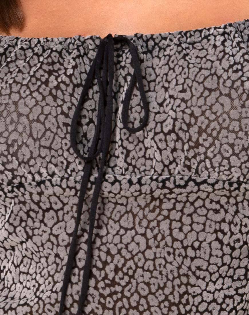 Imagen de Janina Top en Ditsy Leopard Grey Flock