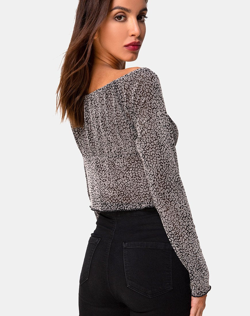 Imagen de Janina Top en Ditsy Leopard Grey Flock