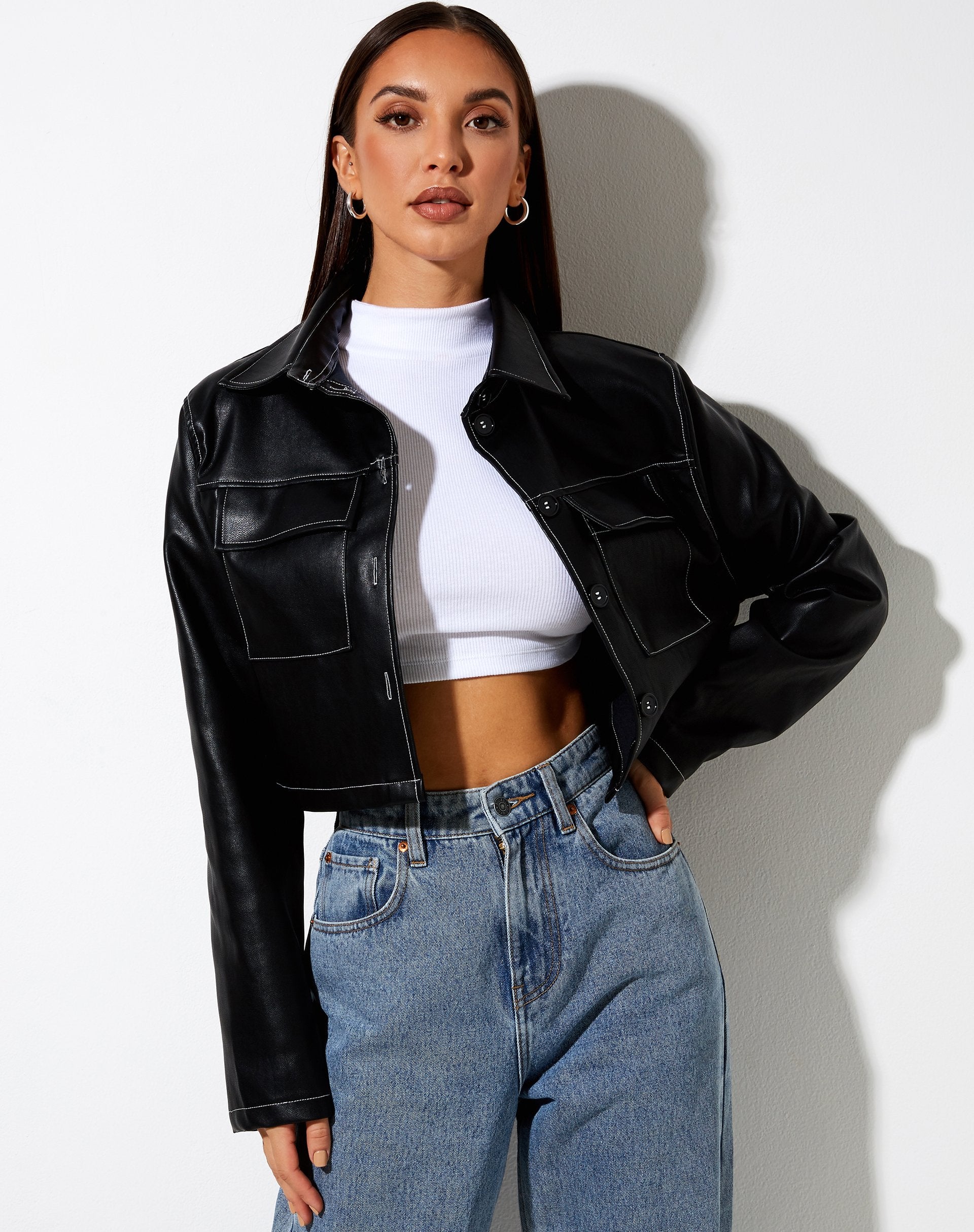 Imagen de la Camisa Jayla en PU Negra con Puntada Blanca