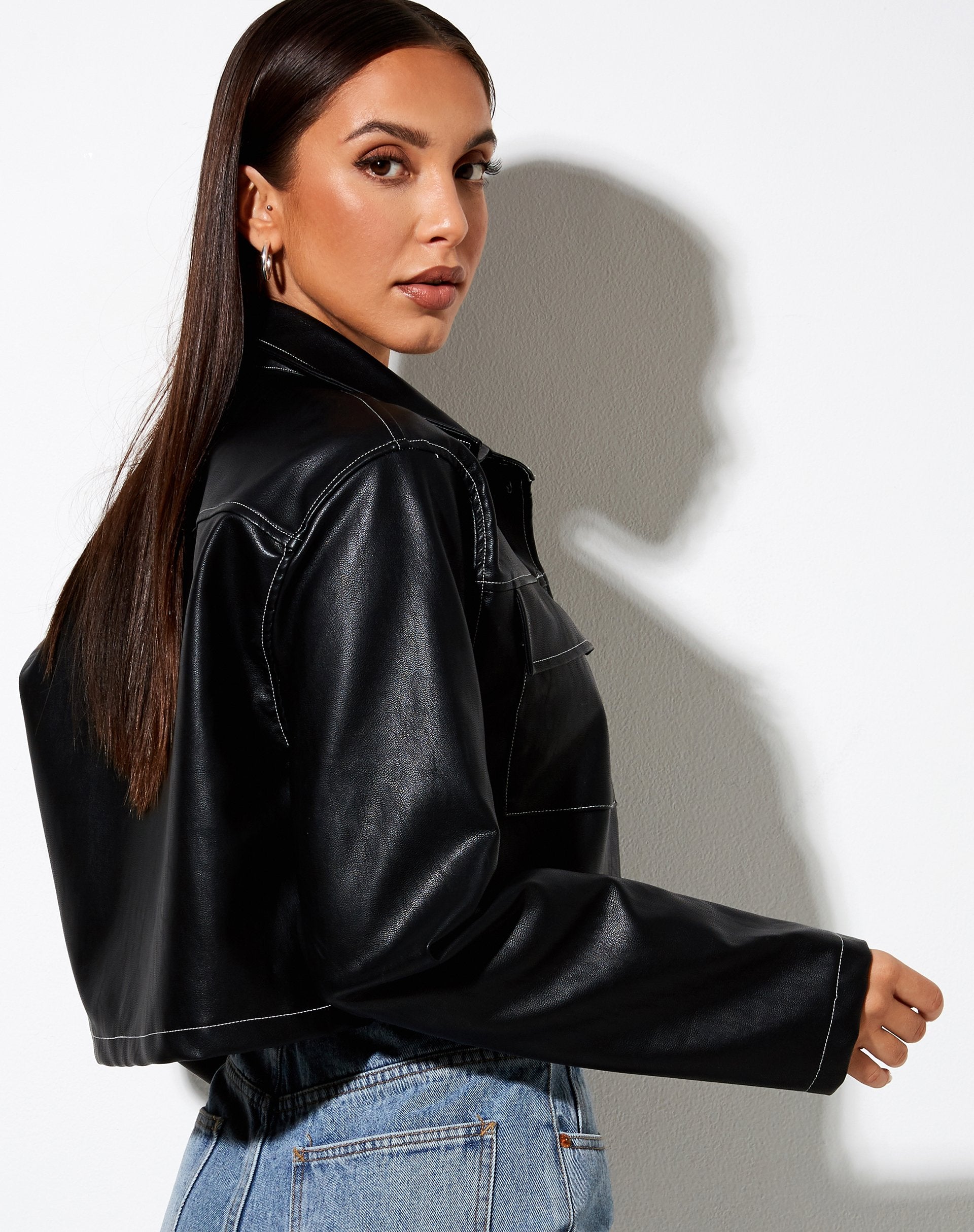 Imagen de la Camisa Jayla en PU Negra con Puntada Blanca
