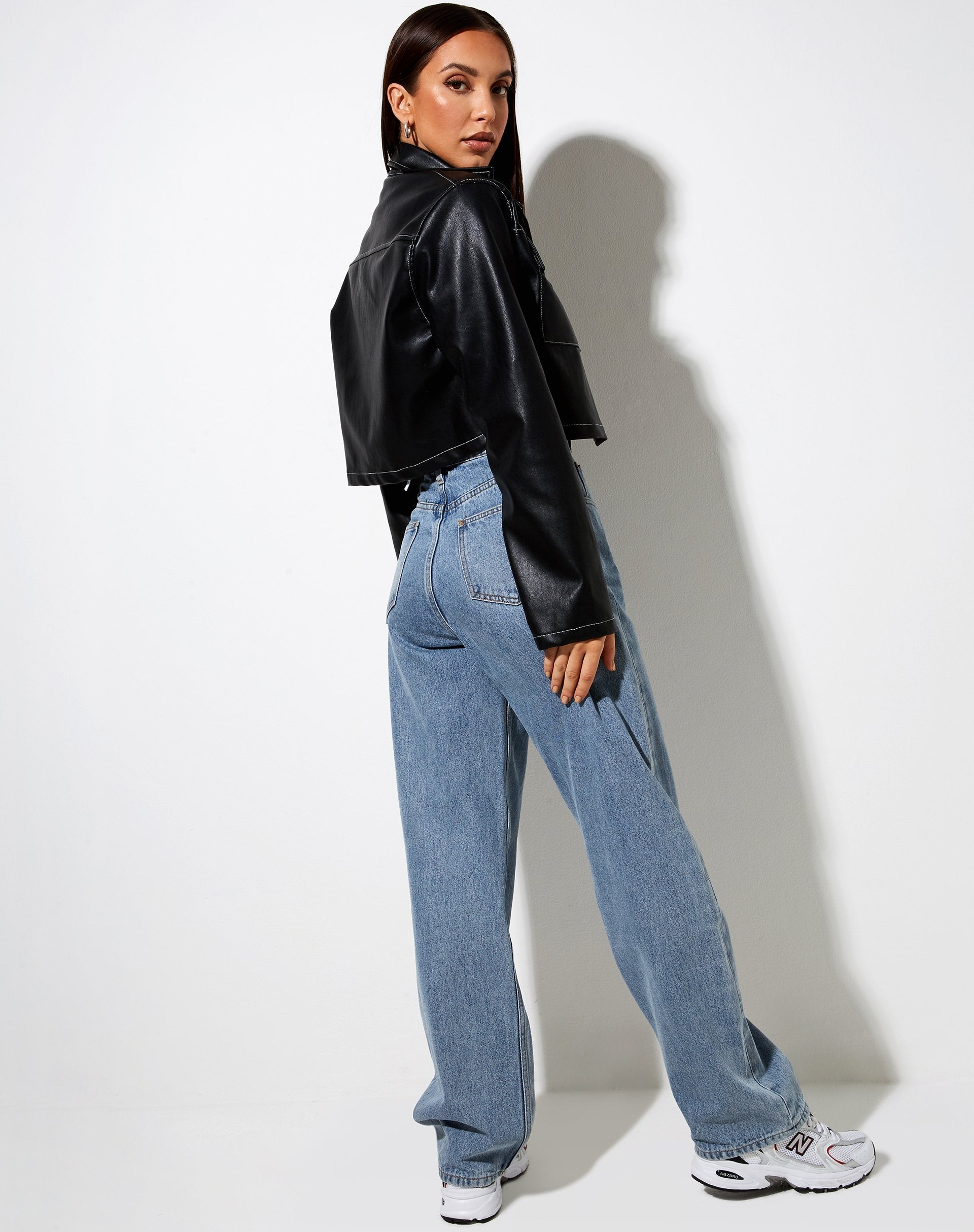 Imagen de la Camisa Jayla en PU Negra con Puntada Blanca