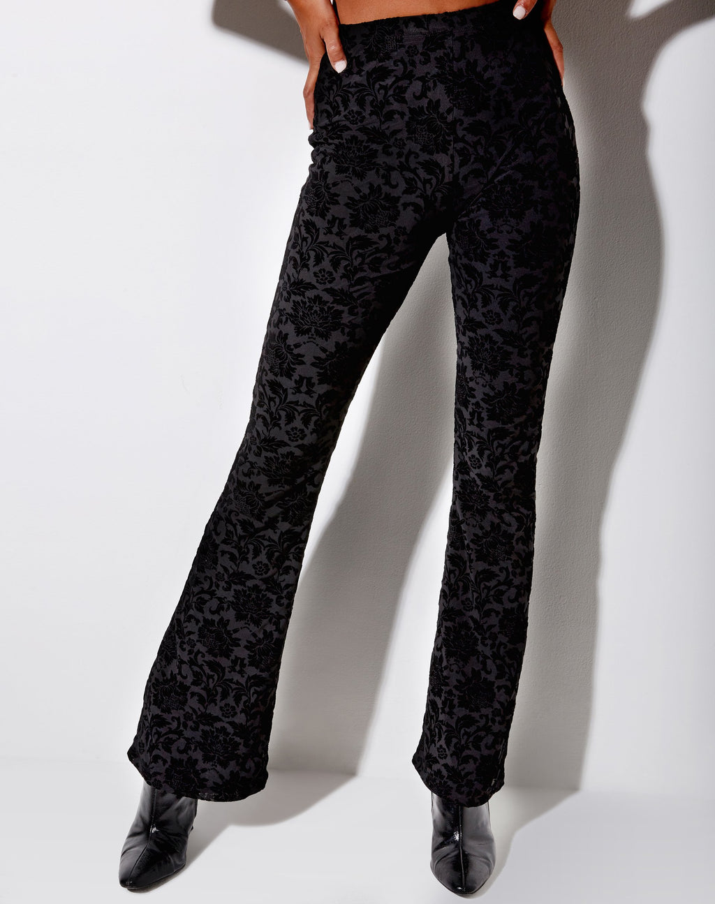 Pantalón Jeevan Flare de Brocado Rosa Flock Negro
