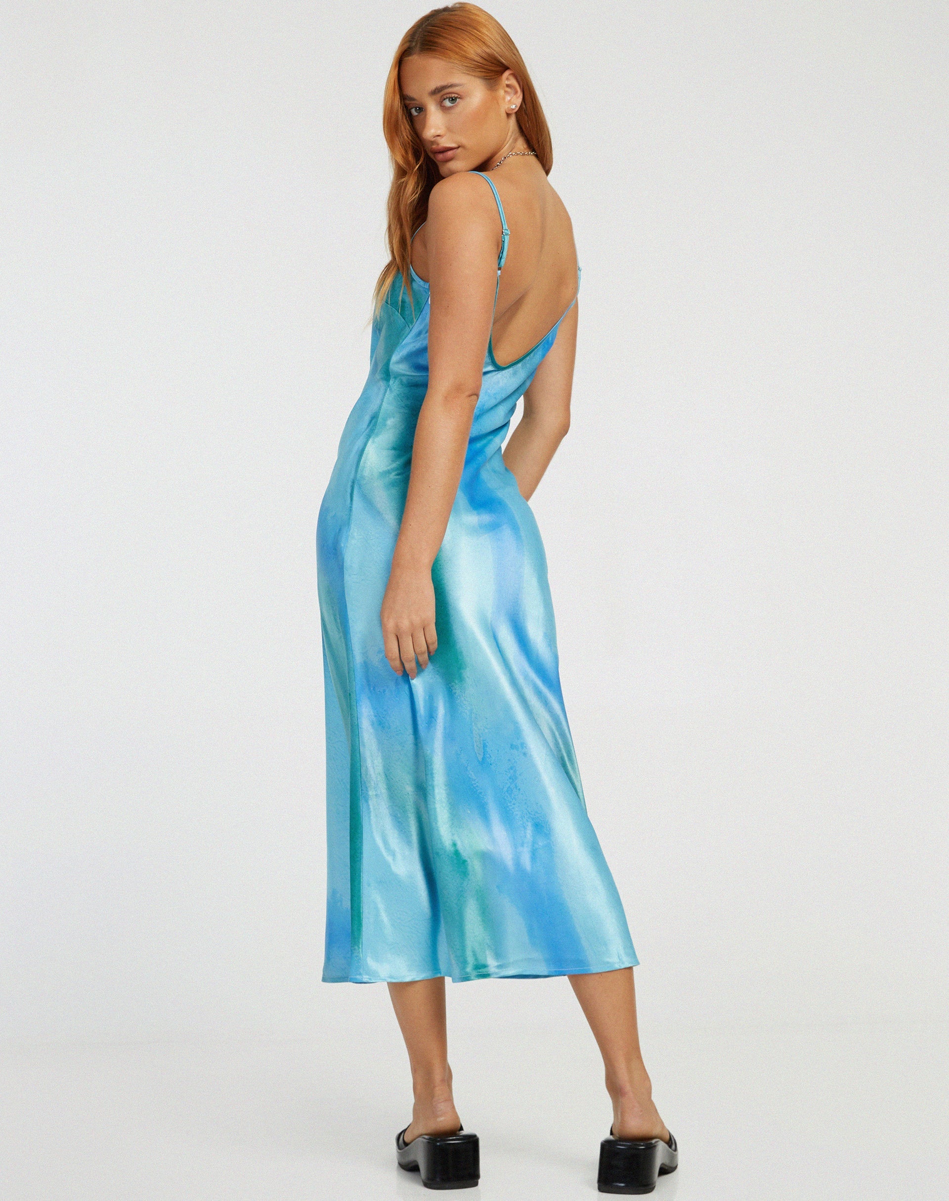 imagen de Juvina Vestido Midi en Satén Acuarela Tosca