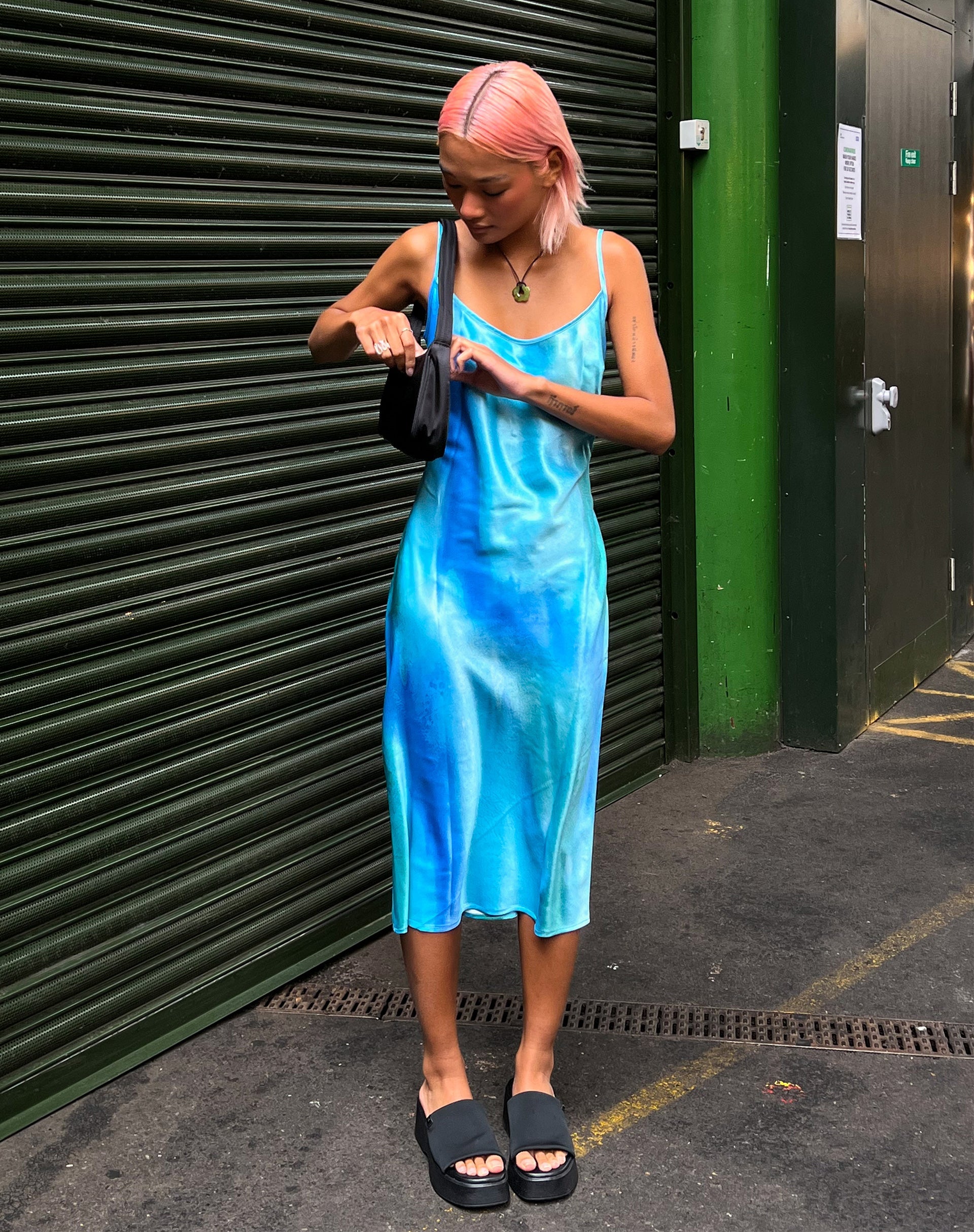 imagen de Juvina Vestido Midi en Satén Acuarela Tosca
